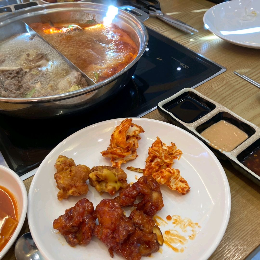 소고기 샤브샤브도 맛있는데 치킨,떡볶이,오징어무침 등 사이드메뉴도 맛있어서 좋았어요. - 문경 점촌 맛집 샤브20 문경점