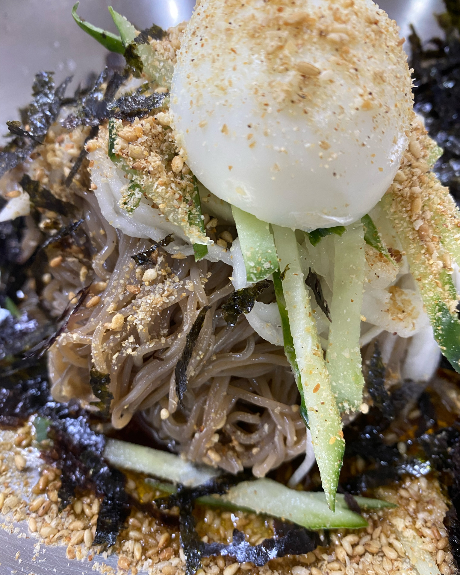 막국수는 언제나처럼 맛있고 넣어주시는 양념장에만 비벼먹어도 간이 딱 맞아요. 스스로 양념