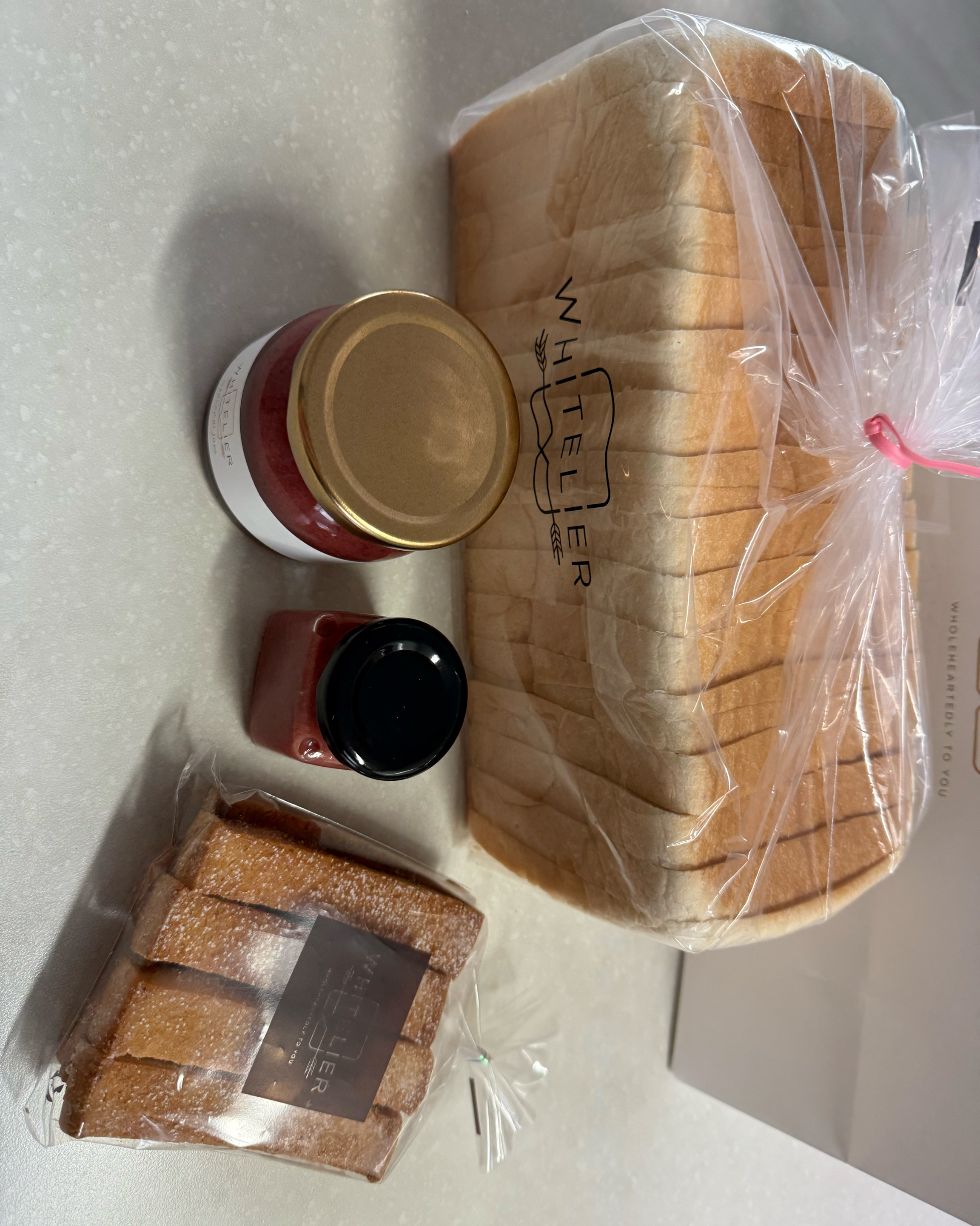 인생 식빵~ 너무 맛있엇요. 쫄깃쫄깃 부드럽고~ 쨈도 완전 제스타일이에요~ 너무 달지도 않