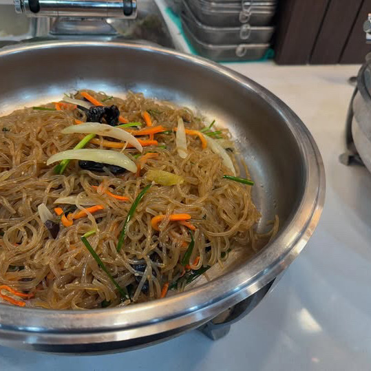 음식이 깨끗하고 맛있어요!!! 알바생분들도 친절하시고 특히 젊은 여자 직원분이 친절하게 안