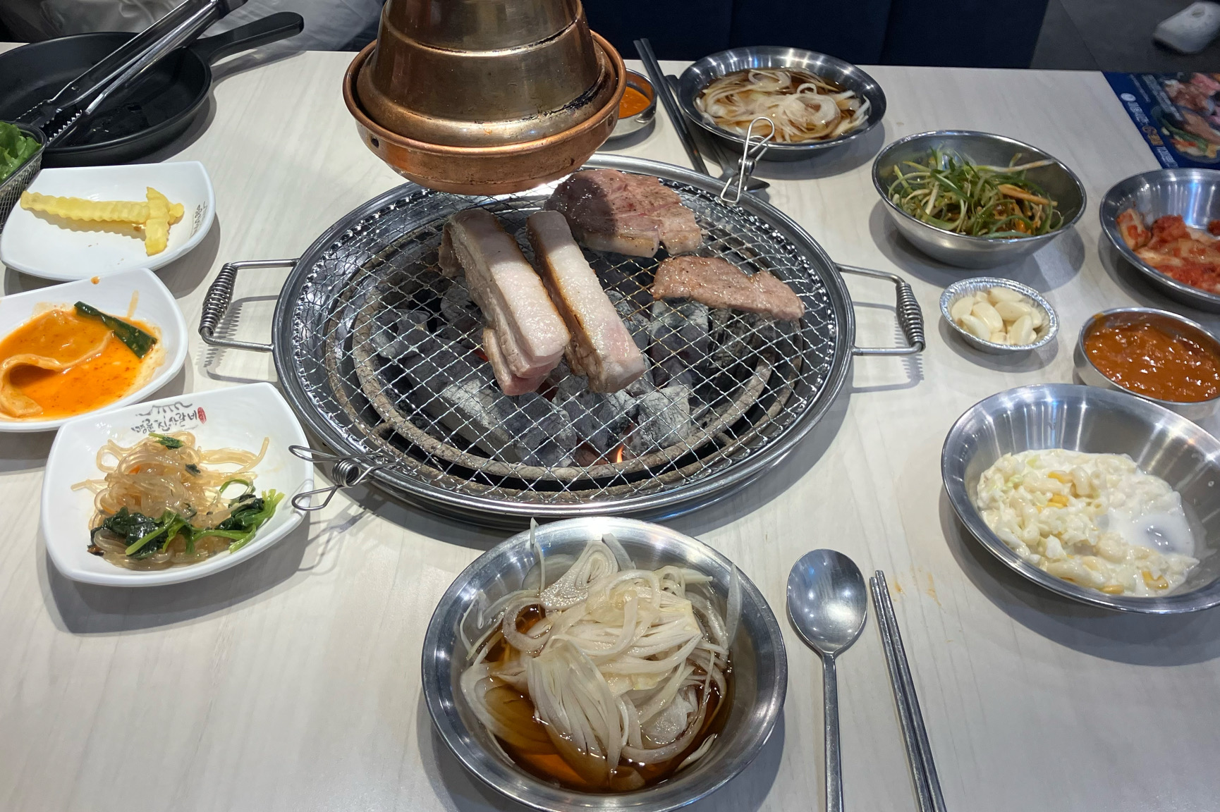 늦은 시간임에도 손님이 계속 들어오는 거 보고 역시 명진갈이구나 싶었어요 - 연신내 맛집 명륜진사갈비 연신내점