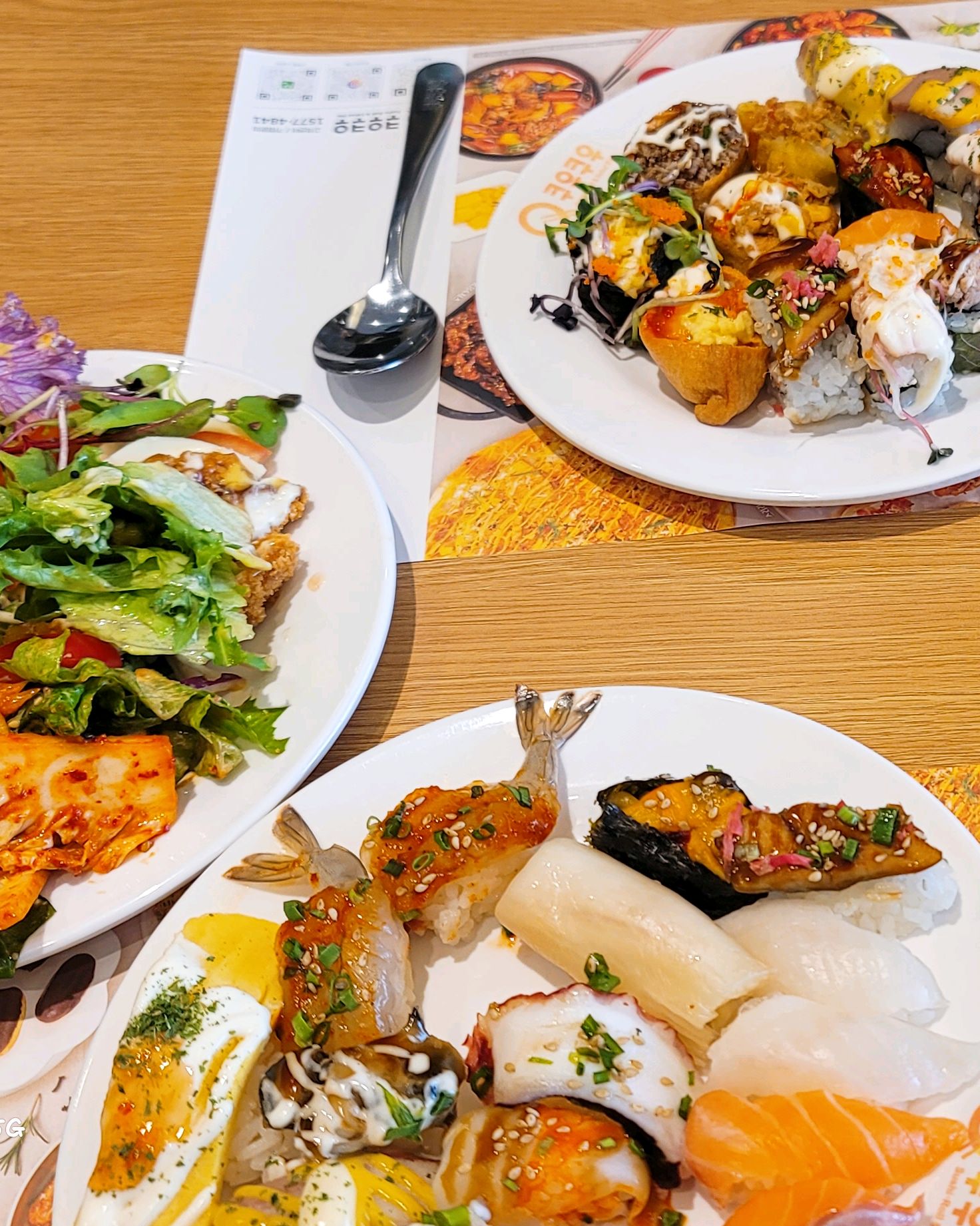 샐러드채소가 신선합니다 광어지느러미초밥이 많이나와서 좋았어요 - 익산 모현동 맛집 추천 쿠우쿠우 익산점