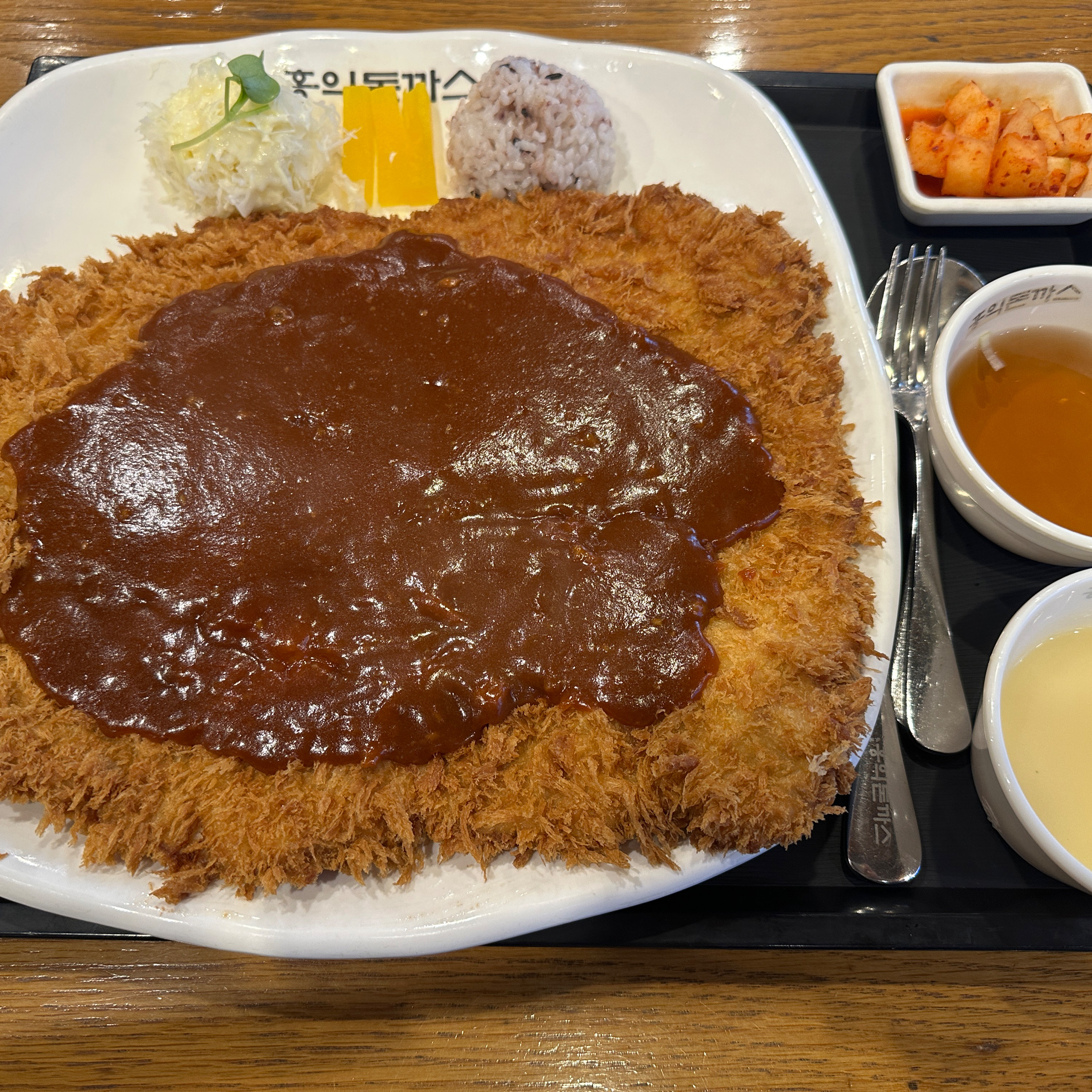 돈까스가 정말 크네요~ 한개 시켜서 둘이 먹어도 될 양입니다!! 돈까스 얇고 빠싹하고 케챱