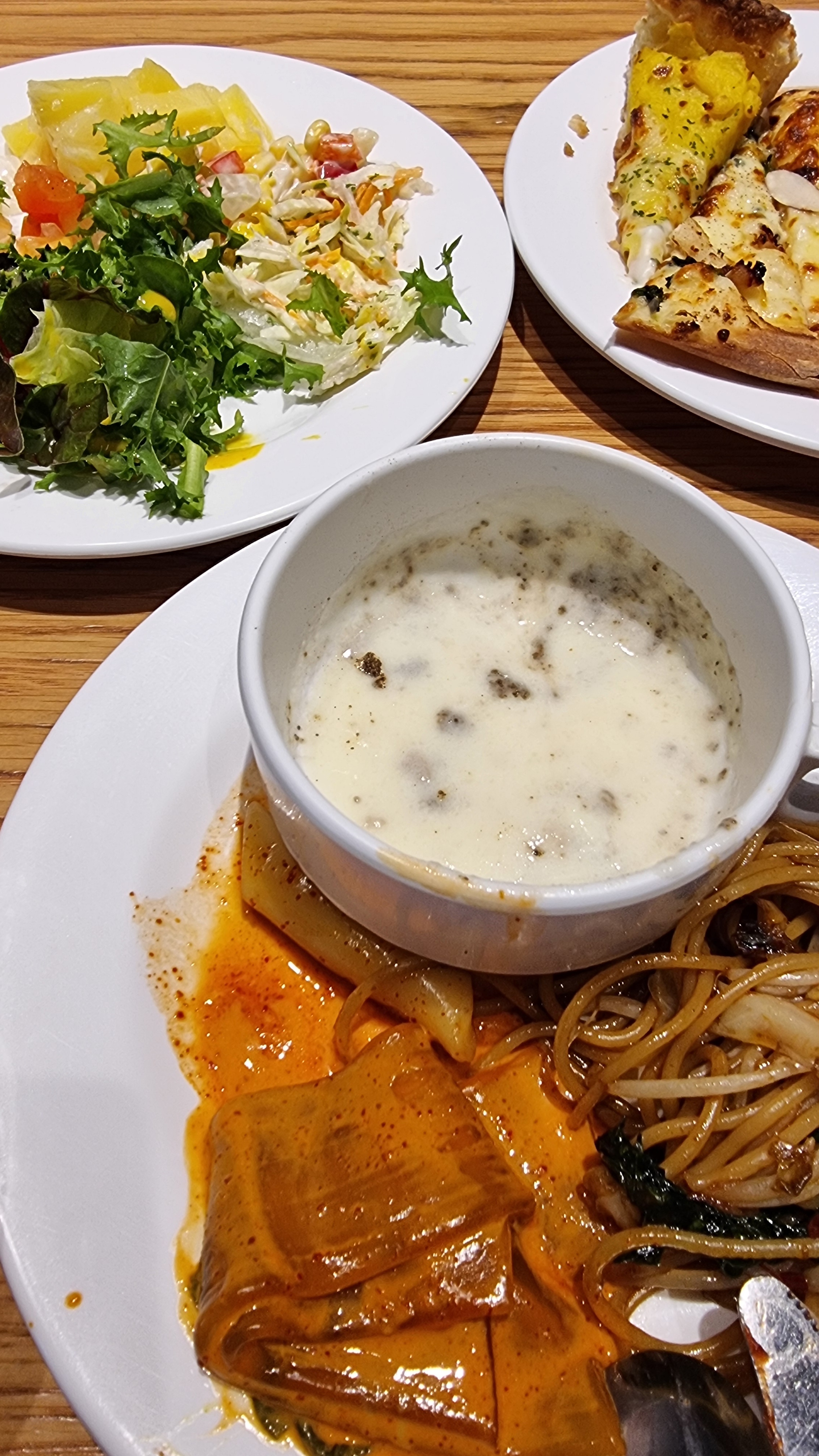 저렴하게 맛있는 한끼먹기~~좋았어요. 가성비 높으니 사람도 많네요. 피자에 라이스, 샐러드