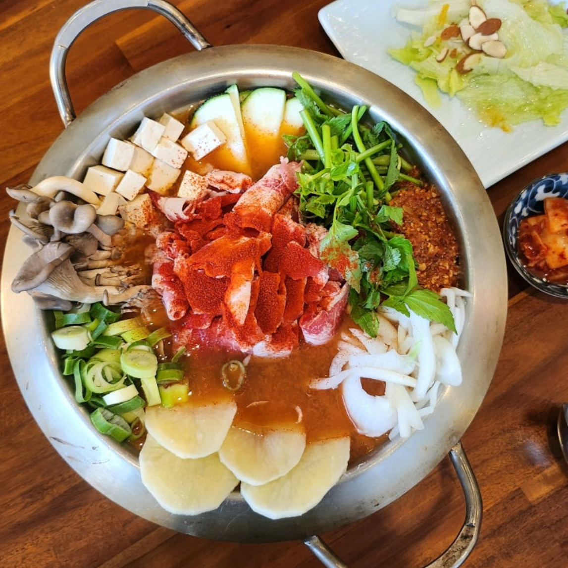 우삼겹된장찌개전골 맛있게 먹었습니다. 기본반찬도 맛있고 누룽지도 고소해서 좋았습니다. 또