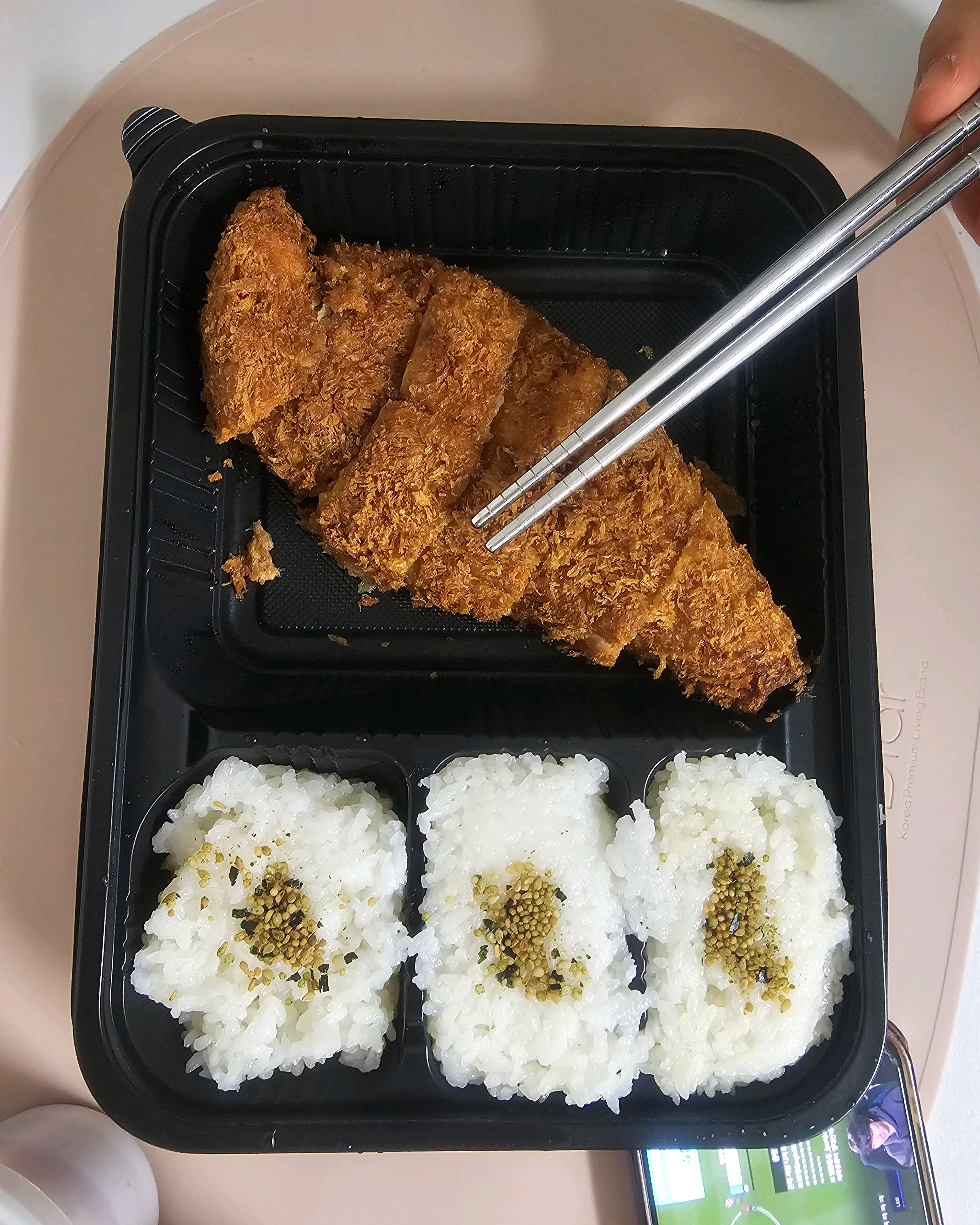 치즈롤까스 2개 포장주문해왔어요... - 매탄동 맛집 홍익돈까스 매탄점