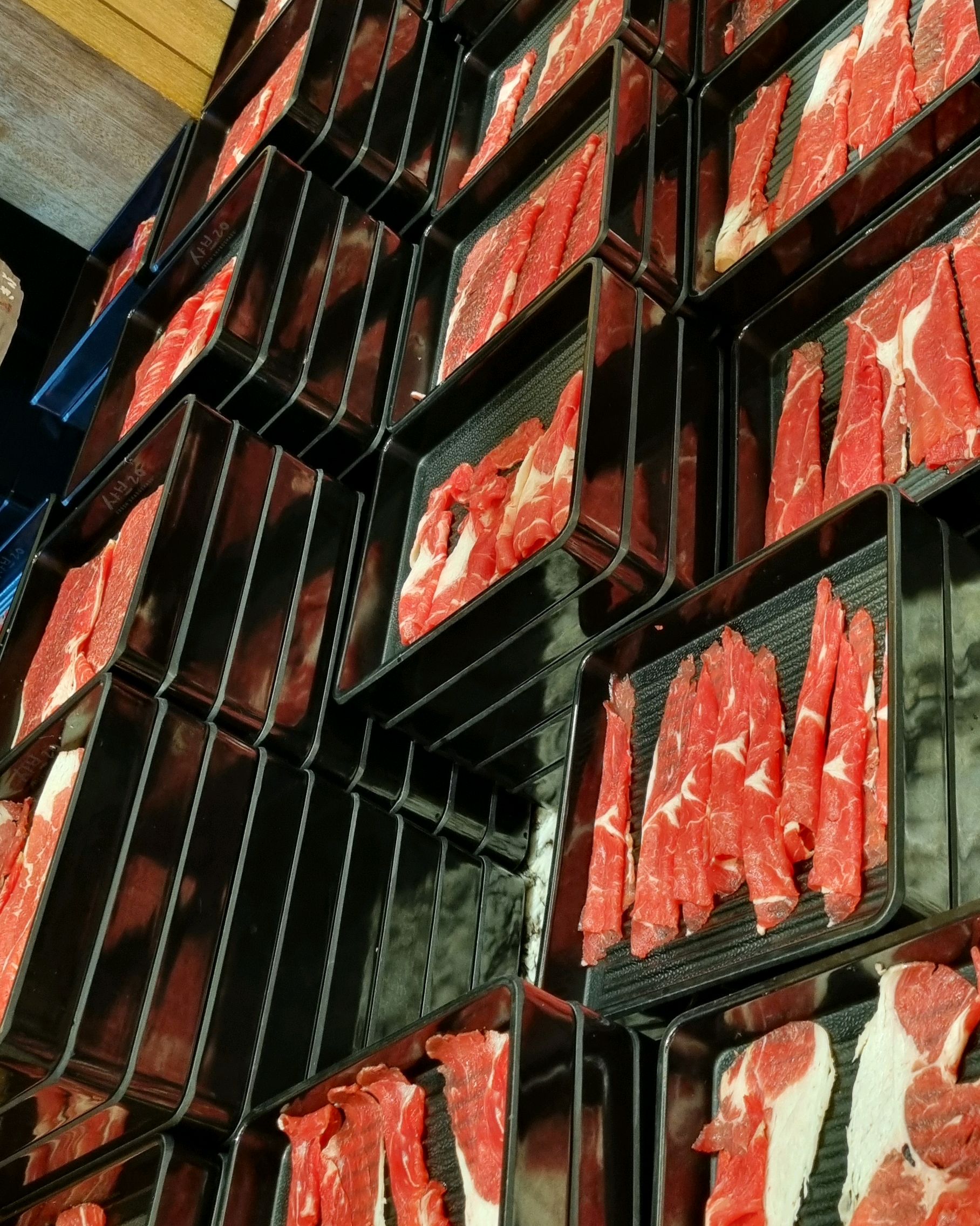 평일 런치인데도 사람 많았어요 그래도 일하시는분들이 바로바로 다채워주셨어요 야채 고기 다좋