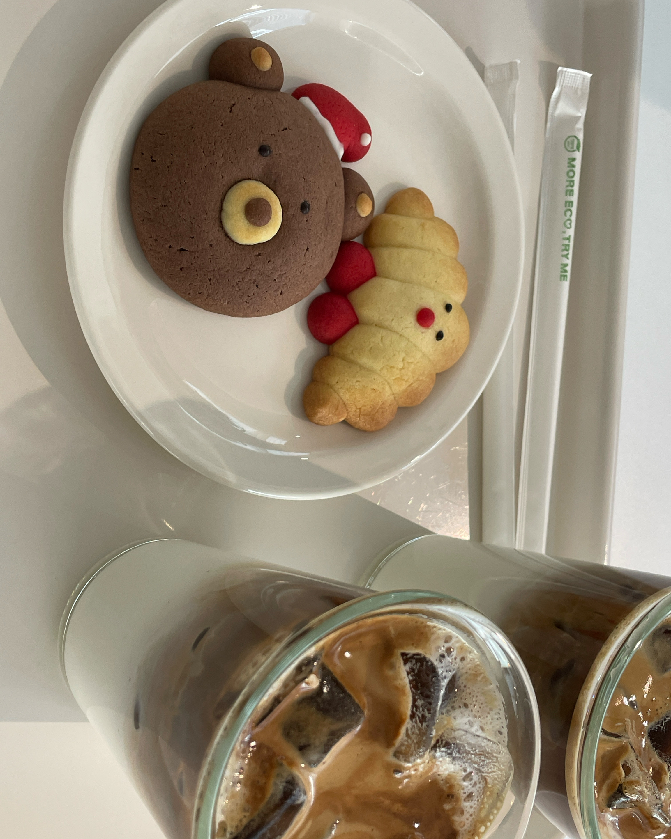 쿠키 넘 깜찍해요 ㅠ 커피도 맛있고 쿠키는 특별한 맛은 아니고 흔히 아는 버터쿠키맛! 쿠키