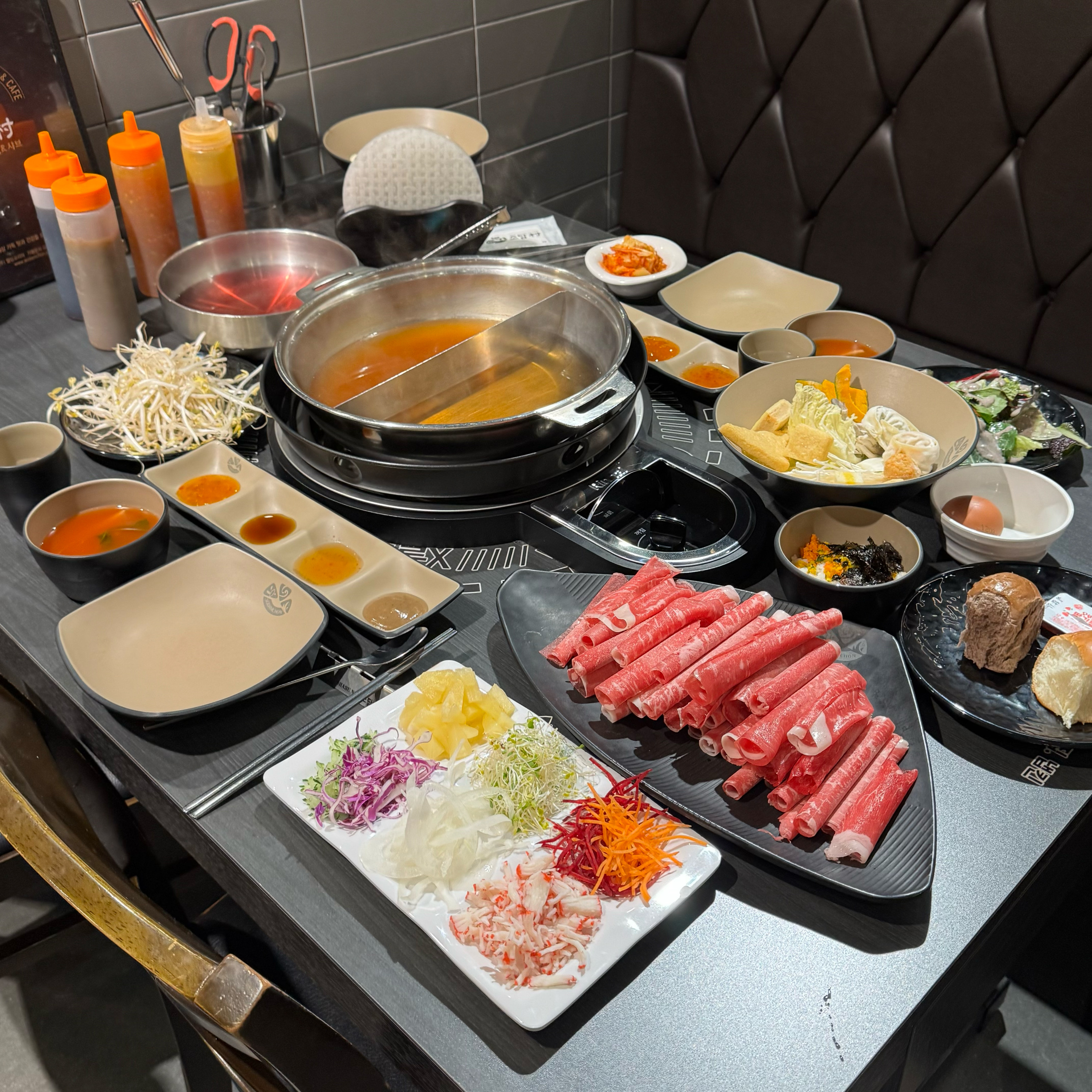 완전 가성비 짱짱 샤브샤브 월남쌈 집이에요! 신선한 야채는 물론이고 오뎅 왜케 맛있는지 어