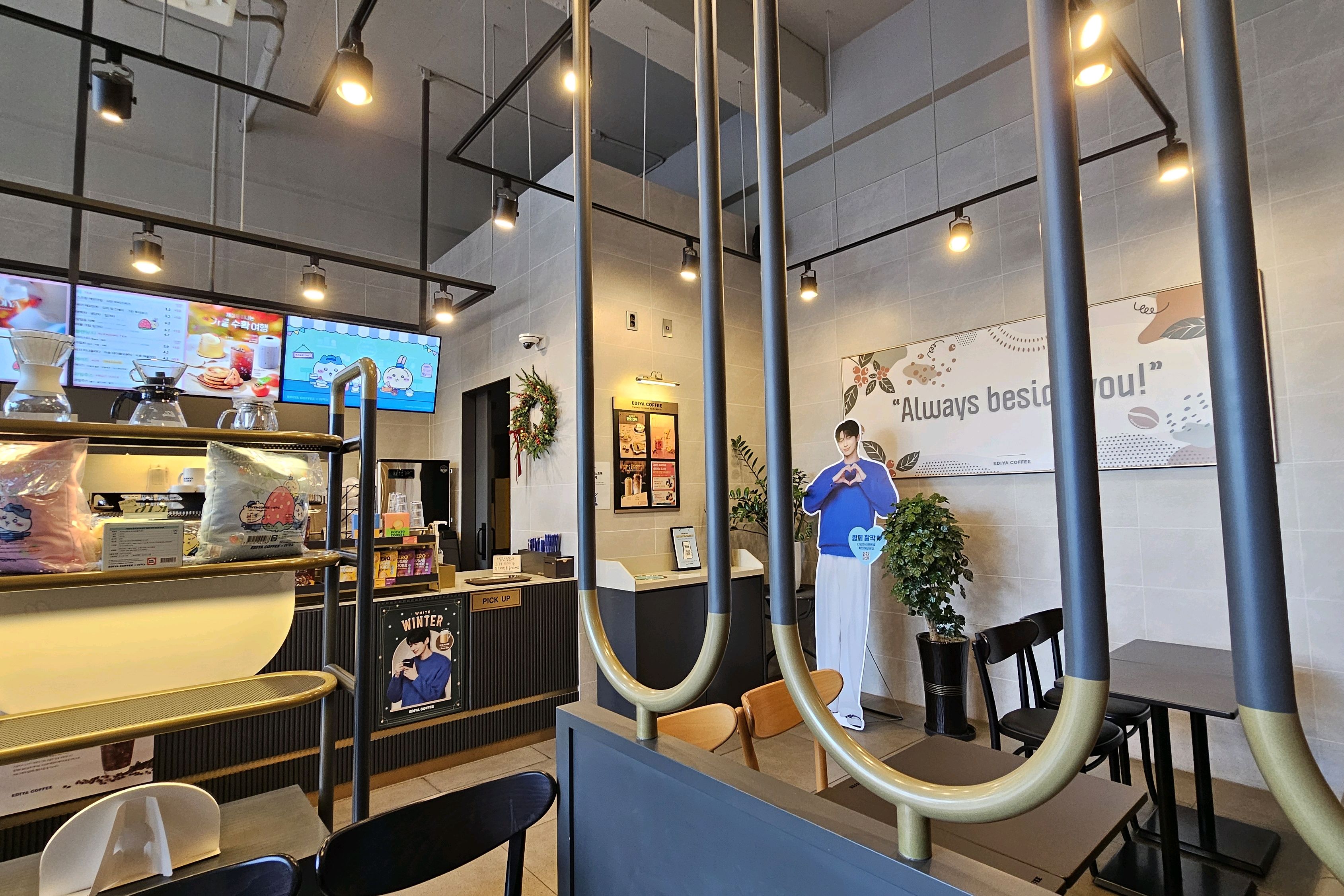 이디야커피 속초여고점 (EDIYA COFFEE Sokcho Yeogo) 9
