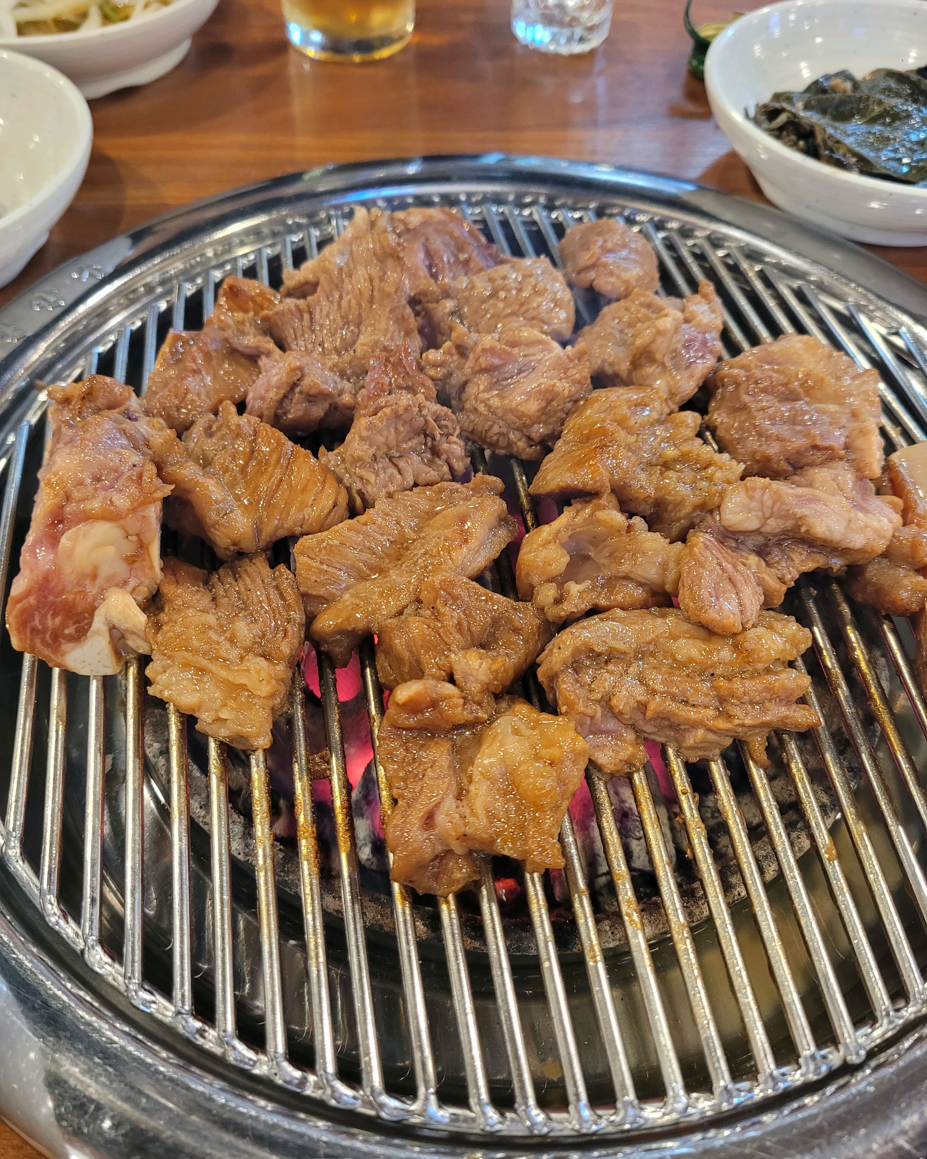 반찬이 잘나오고 갈비도 구워주시기도 하고 맛있게 잘먹었어요 자주갈거같아요!!~~ - 천호동 맛집 1등돼지숯불갈비
