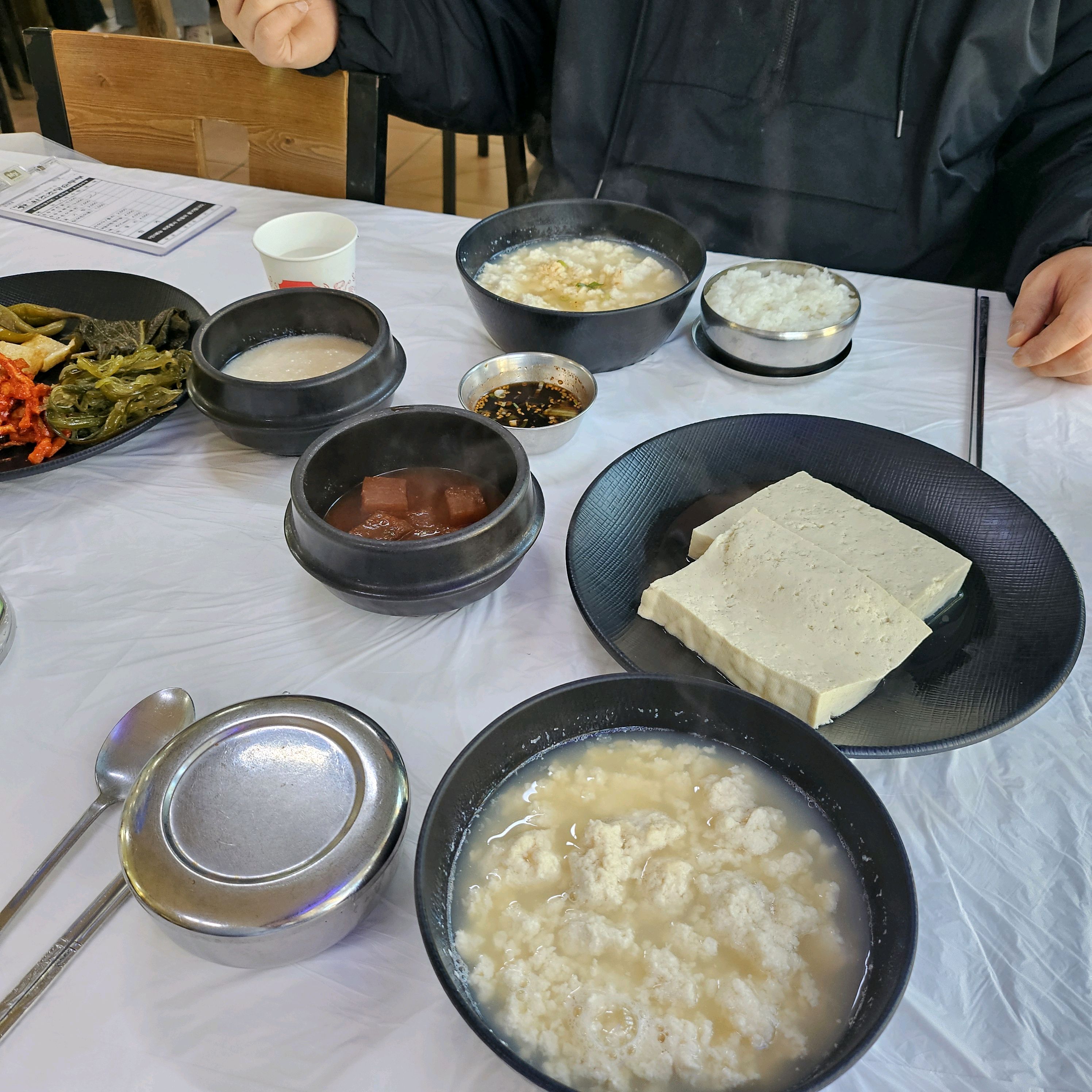 반찬도 선택해서 가져올 수 있도록 되있어서 너무 좋았고 순두부도 엄청 깔끔하니 맛있어요!!