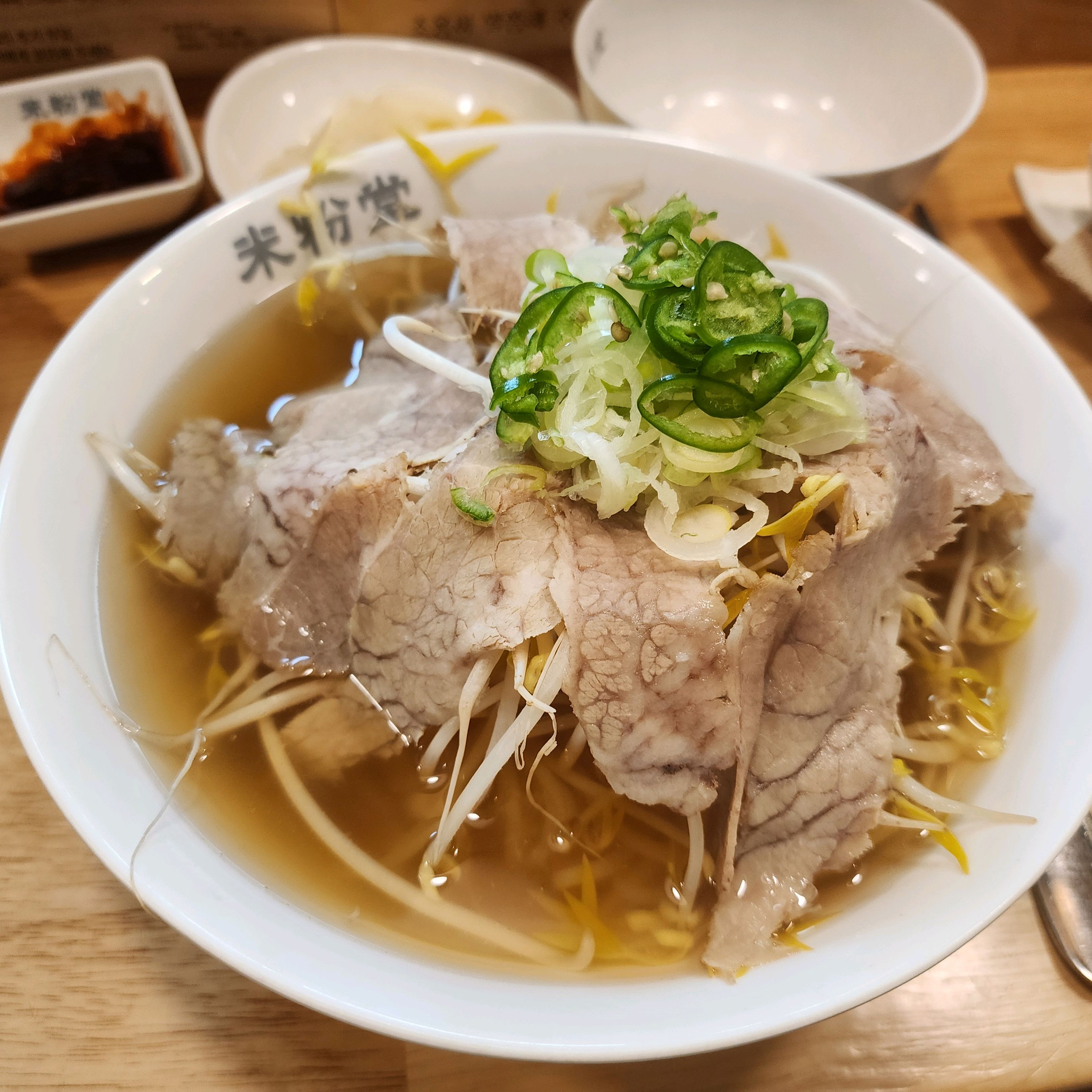 맛있게 먹었고 혼밥하기도 좋을 것 같아요 친절하십니다!! 1인 1메뉴 하면 면, 숙주 사리