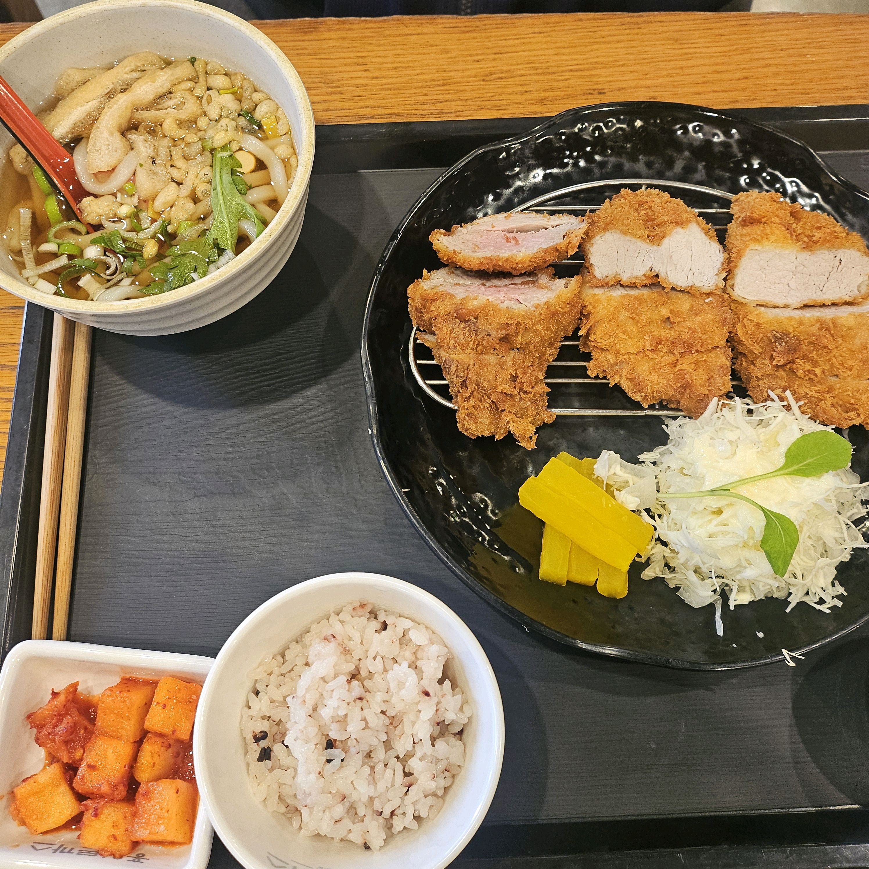 안심 돈까스세트와 토마토 치즈 스파게티를 주문해서 친구랑 맛있게 먹었어요. 시그니처