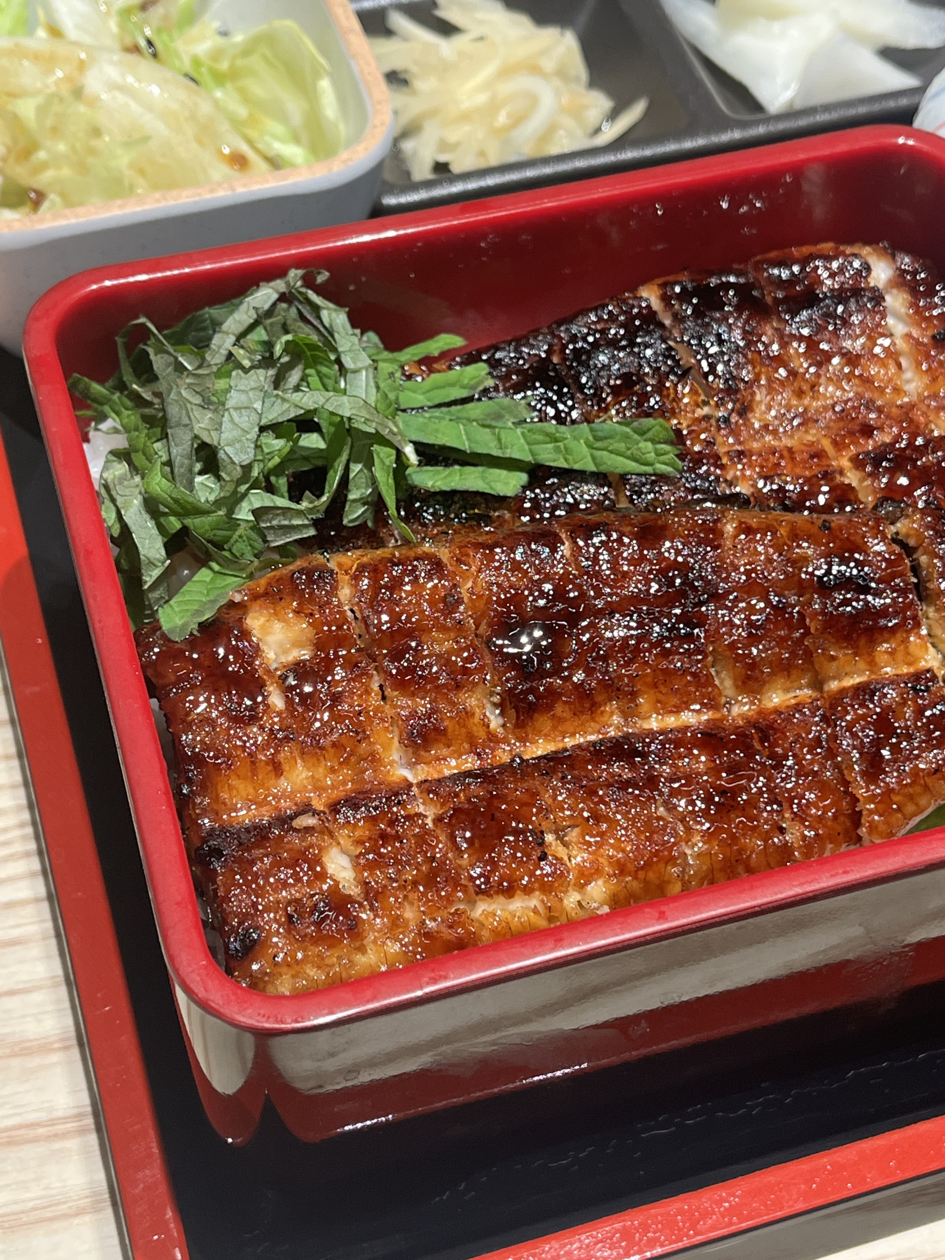 국내산 민물장어 한마리가 통으로 올라가 있어서 - 부산역 맛집 소택