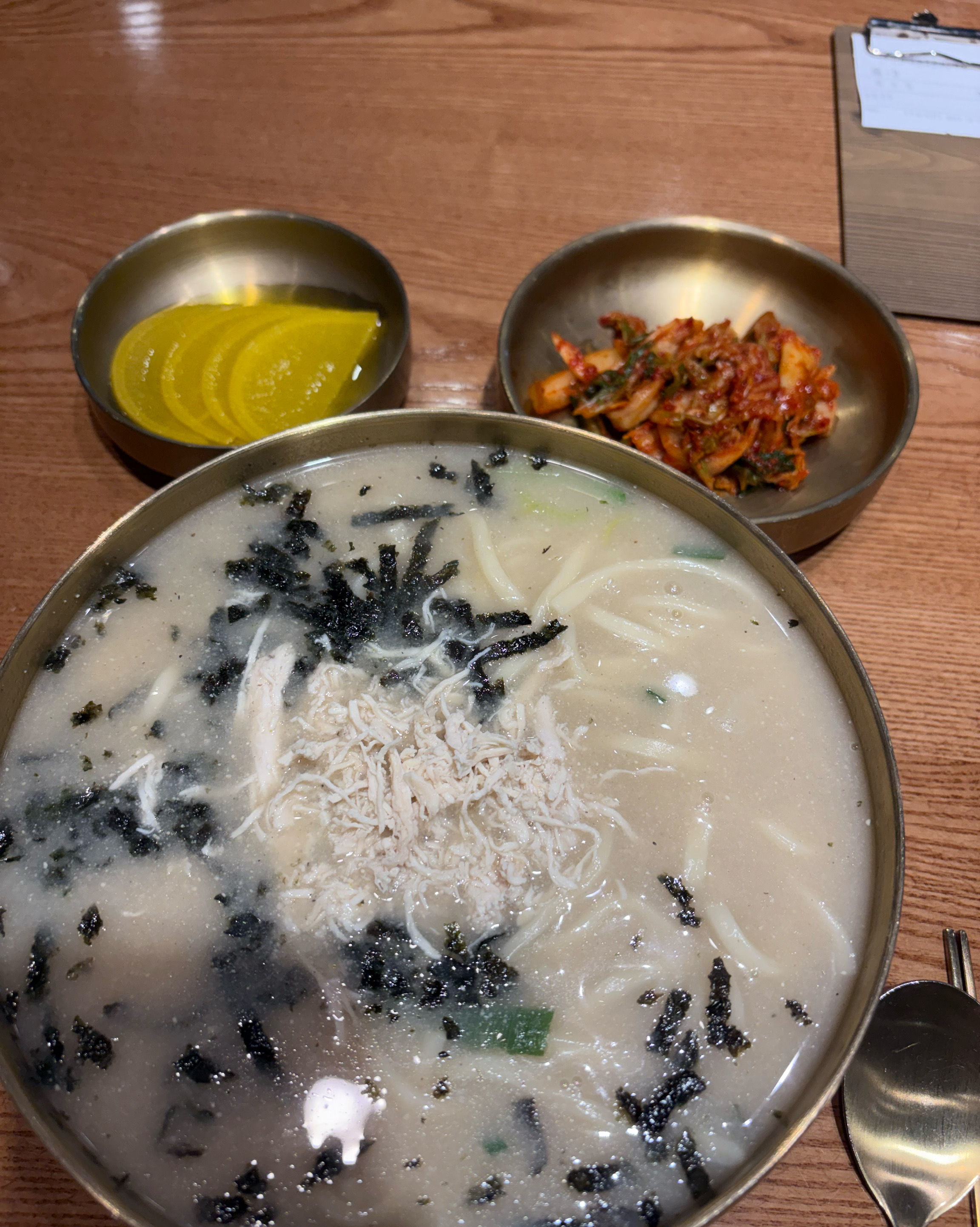 날이 너무 추워 뜨끈뜨끈한게 생각나서 방문했습니다. 맛집답게 손님이 많았어요. - 부산역 맛집 현풍닭칼국수 부산역점