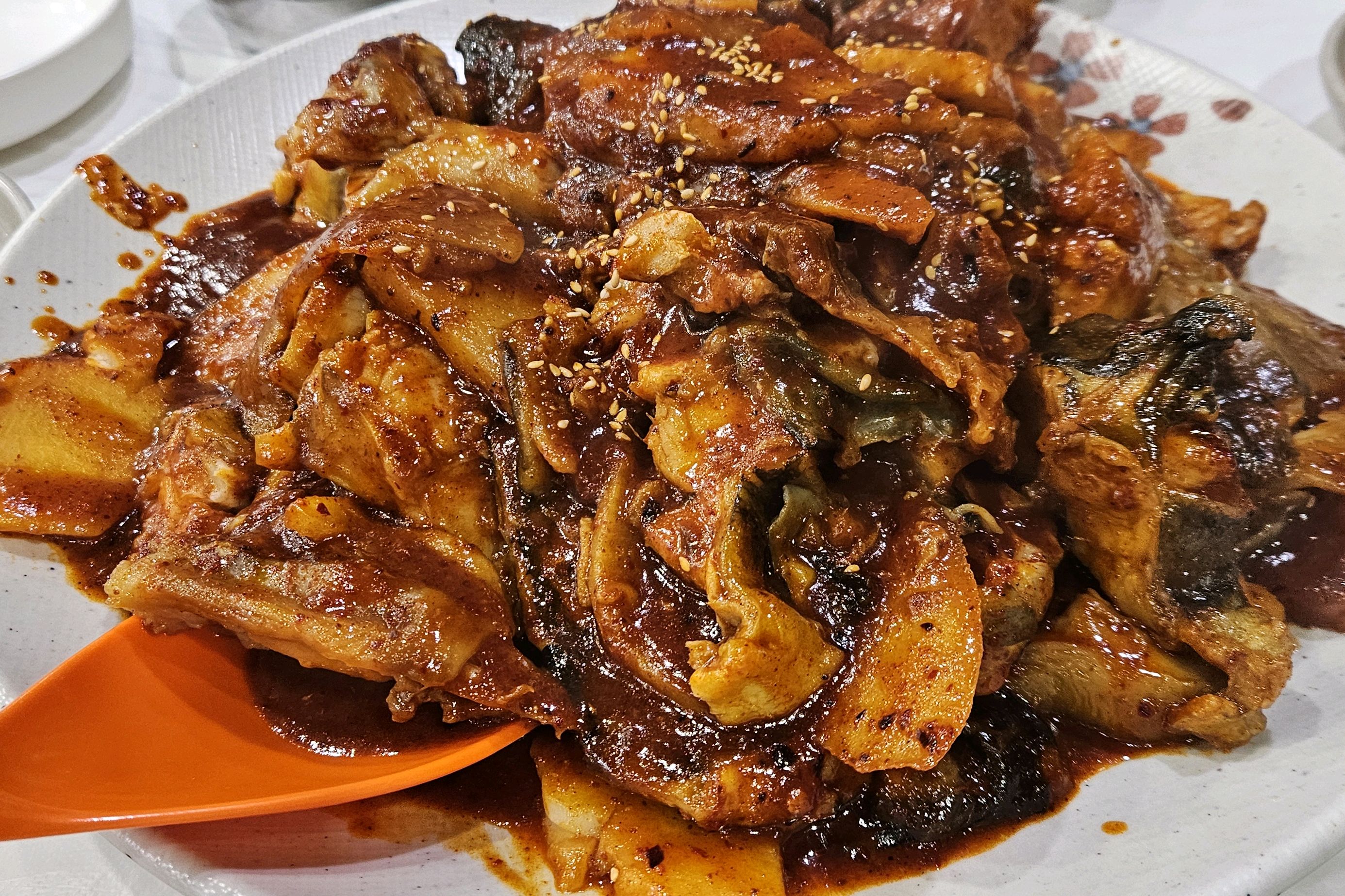 약간 달달한 떡볶이 느낌의 생선 조림집. 밑반찬이 다양하고 깔끔한편임. 겨울이라 생물 장치