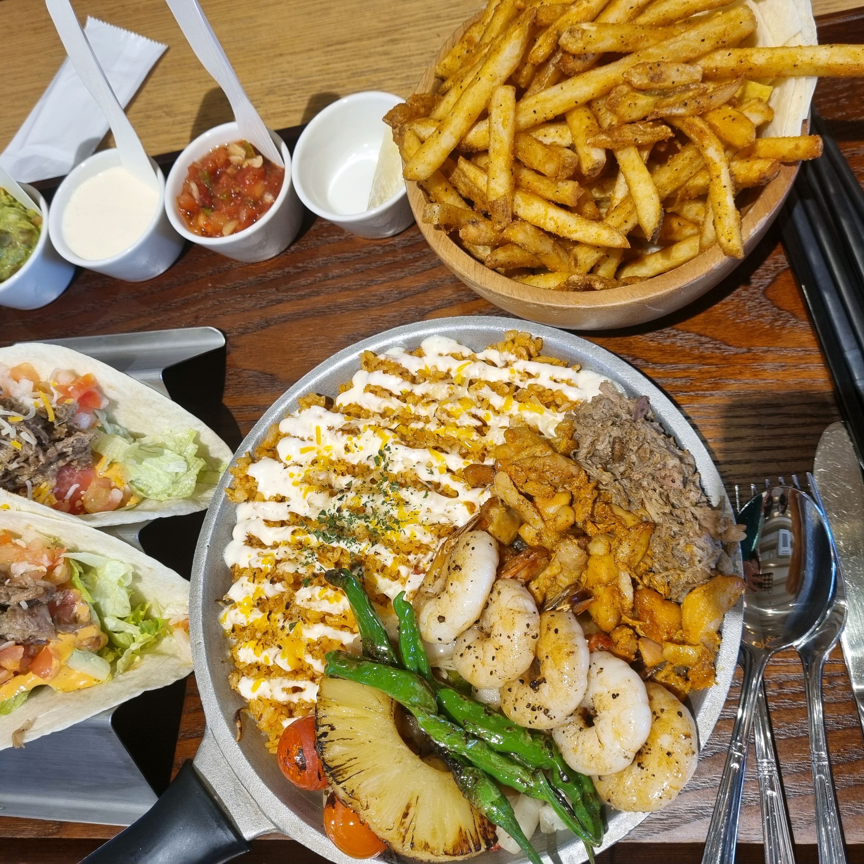 멕시코 특유의 향이 죄금 나긴하지만 소스도 다양하고 맛잇어요~^^ - 파주 신세계 아울렛 맛집 갓잇 파주신세계아울렛점