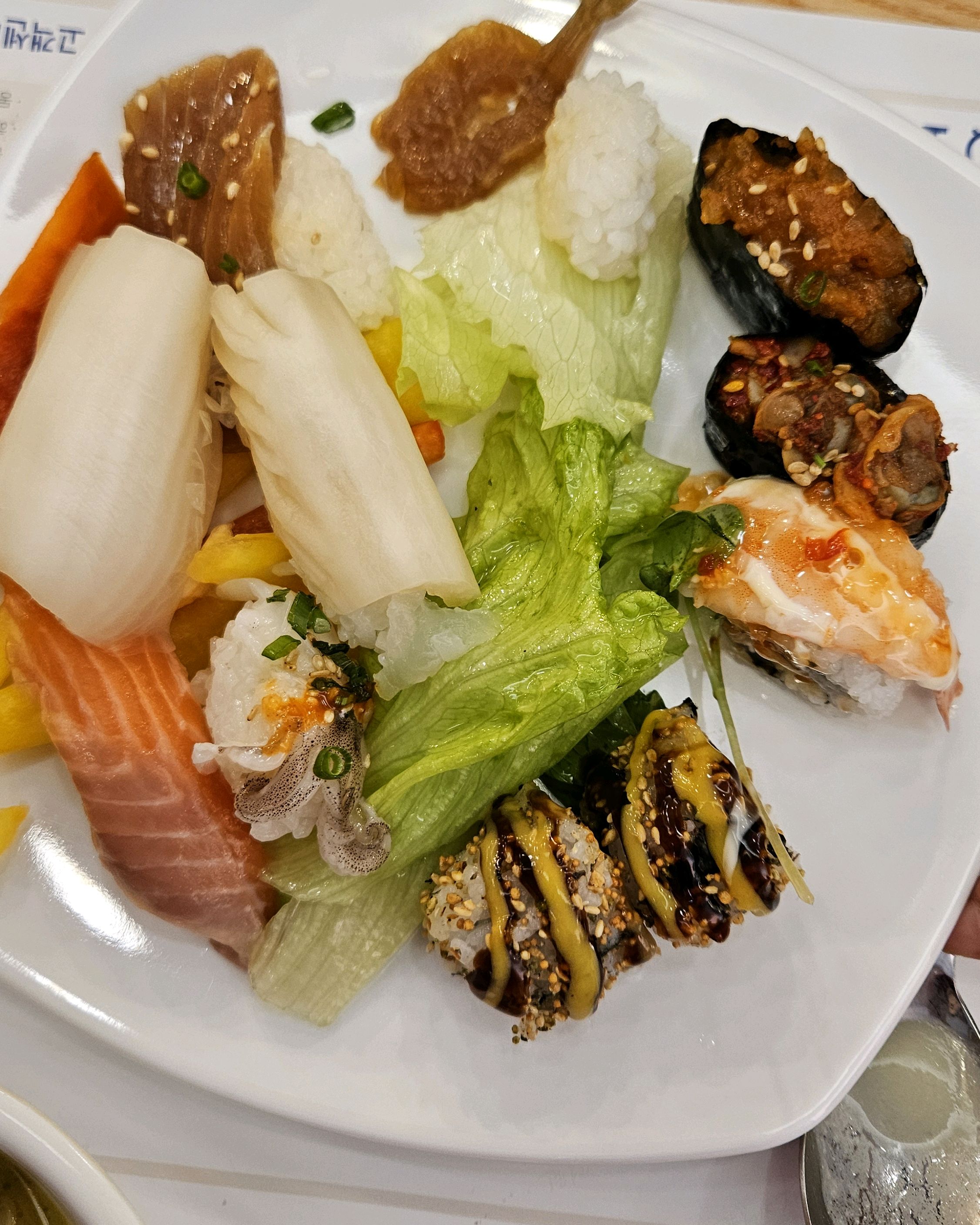 매장 넓고, 음식이 맛있고 스시 많이 먹을 수 있어서 좋아요. 후식도 다양하고 가족식사 자