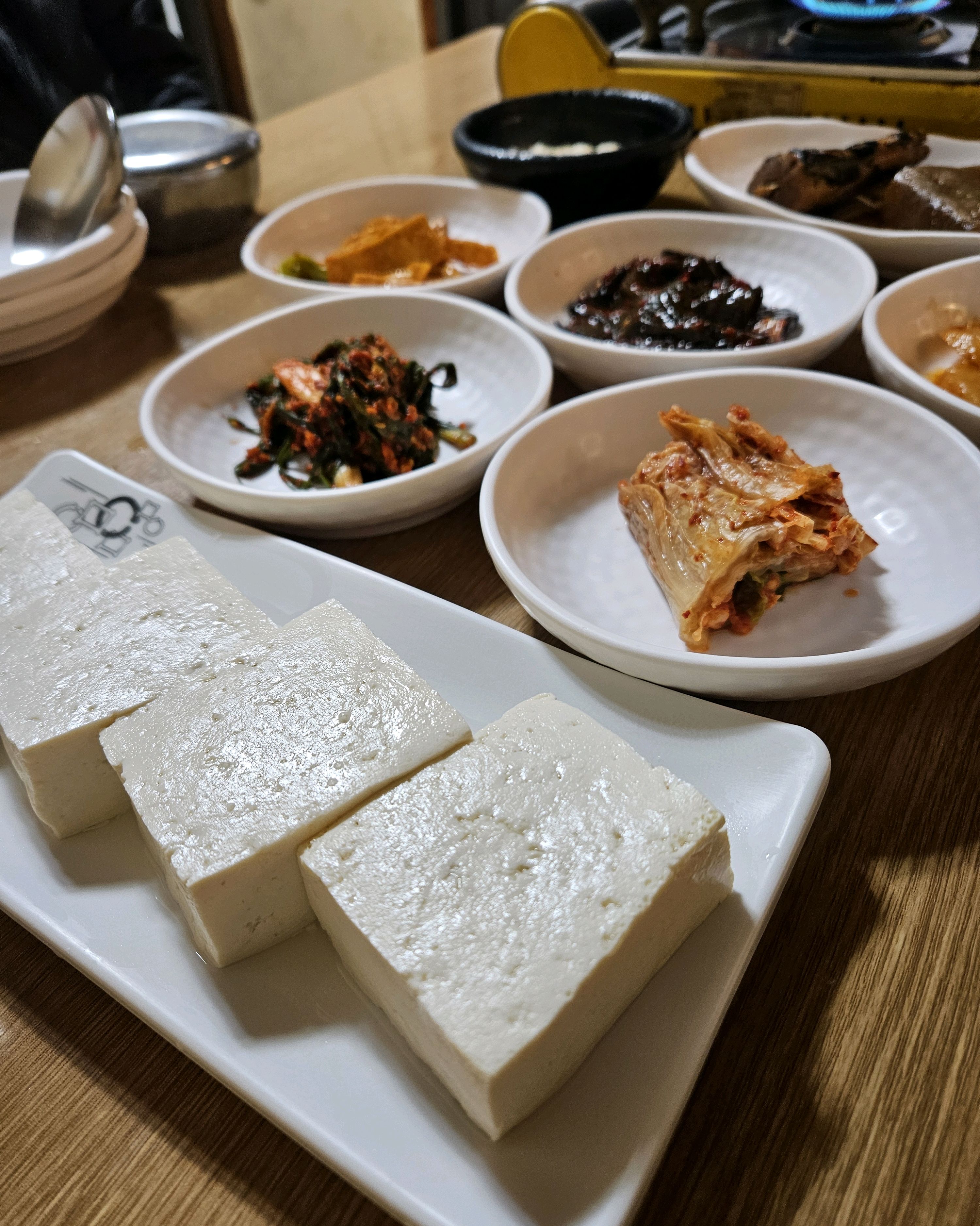 순두부전골 2인, 모두부 반모 시켜서 맛있게 잘 먹었어요. 모두부는 고소하게 맛있었고 전골