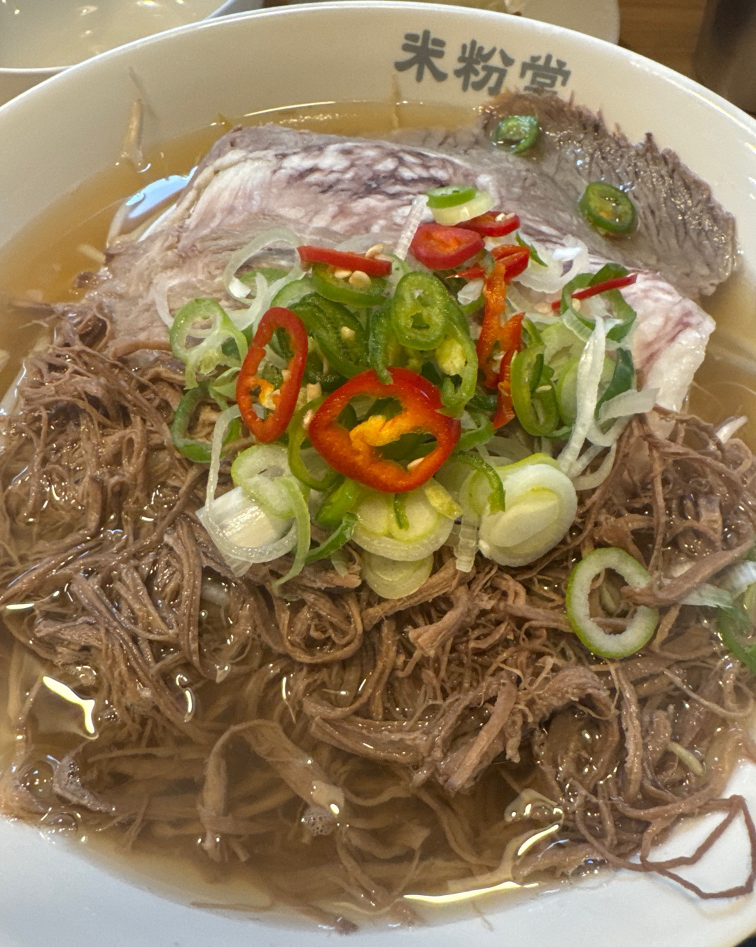 일끝나고 날이추워 뜨끈한국물 먹으러왔어요~ 차돌양지시켰고 너무맛있네요 ^^ 매장분위기가 조