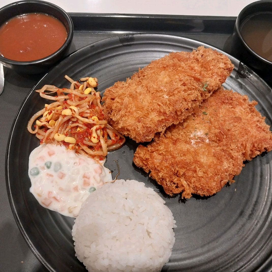 치킨카츠 @8,500 초라하기 짝이멊다. 반을 가르니 속은 물크덩 생고기 그대로라 보여줬더