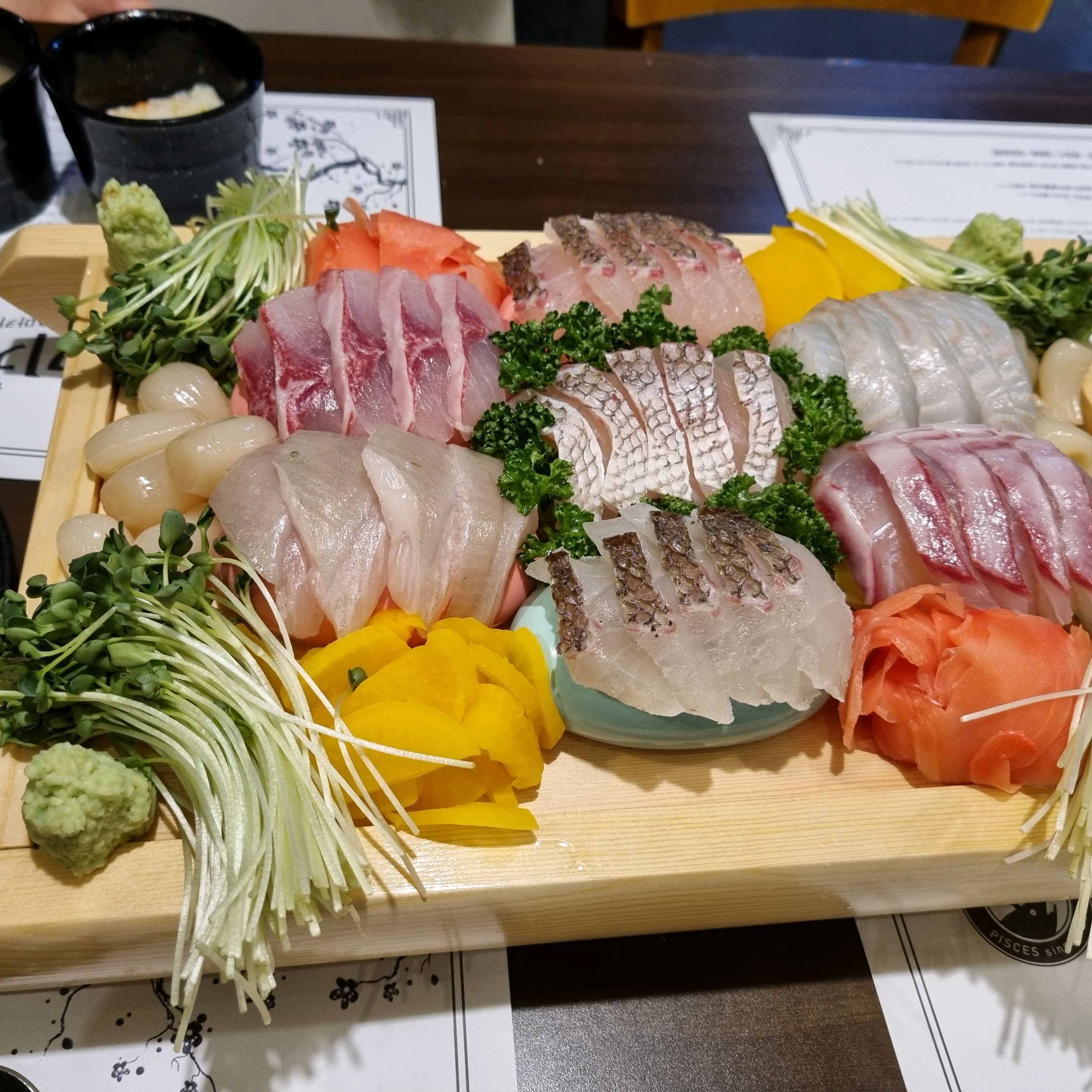 다른 야채는 없지만 무순 넉넉히줘서 좋았어요 회종류도 매번 다른게나와요. 방어도 연어도 나