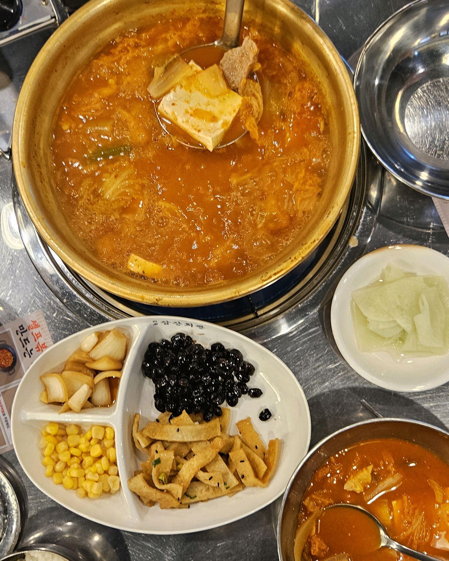 푸짐하고 맛있어요. 넓은 매장이라 점심시간에는 대기없이 편하게 이용할 수 있어 좋아요 - 천호동 맛집 삼산회관 천호역점