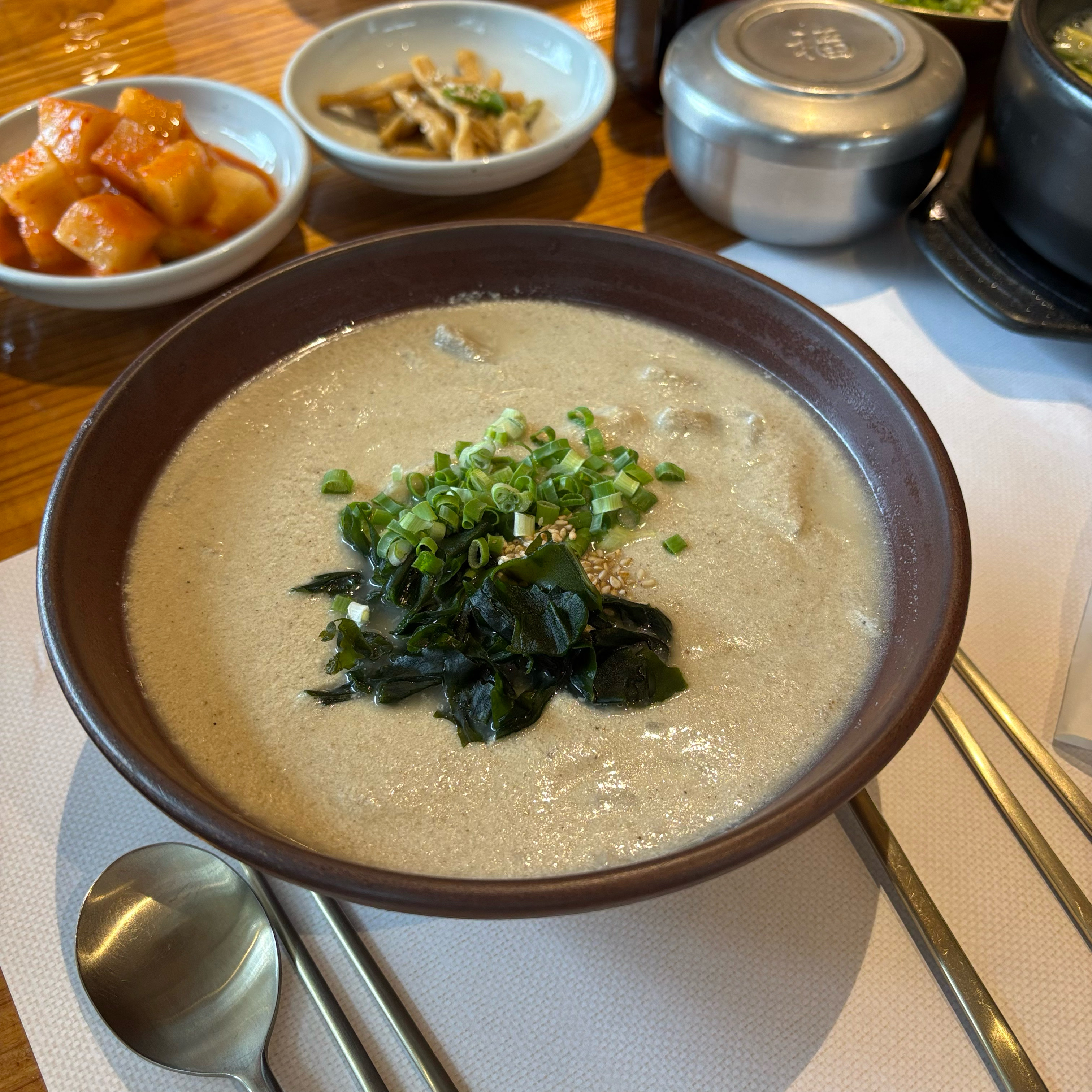 오면 꼭 메뉴 세개씩 시켜먹어요ㅋㅋ 여전히 맛있네요! 비비작작면이랑 곰탕 추천이요! - 제주 맛집 한라산아래첫마을 제주민속촌점