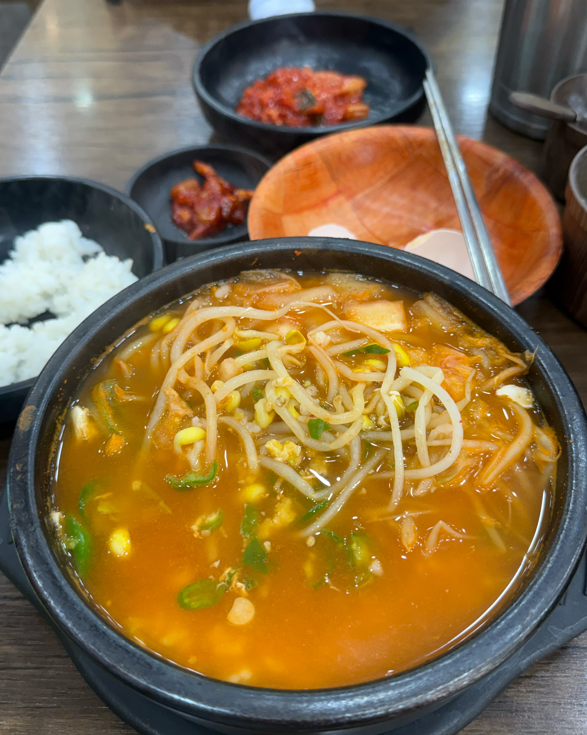 1인석을 통로에 놨으면 지나다니면서 잘 보고 다니셔야지 - 천호동 맛집 콩심 서울굽은다리역점