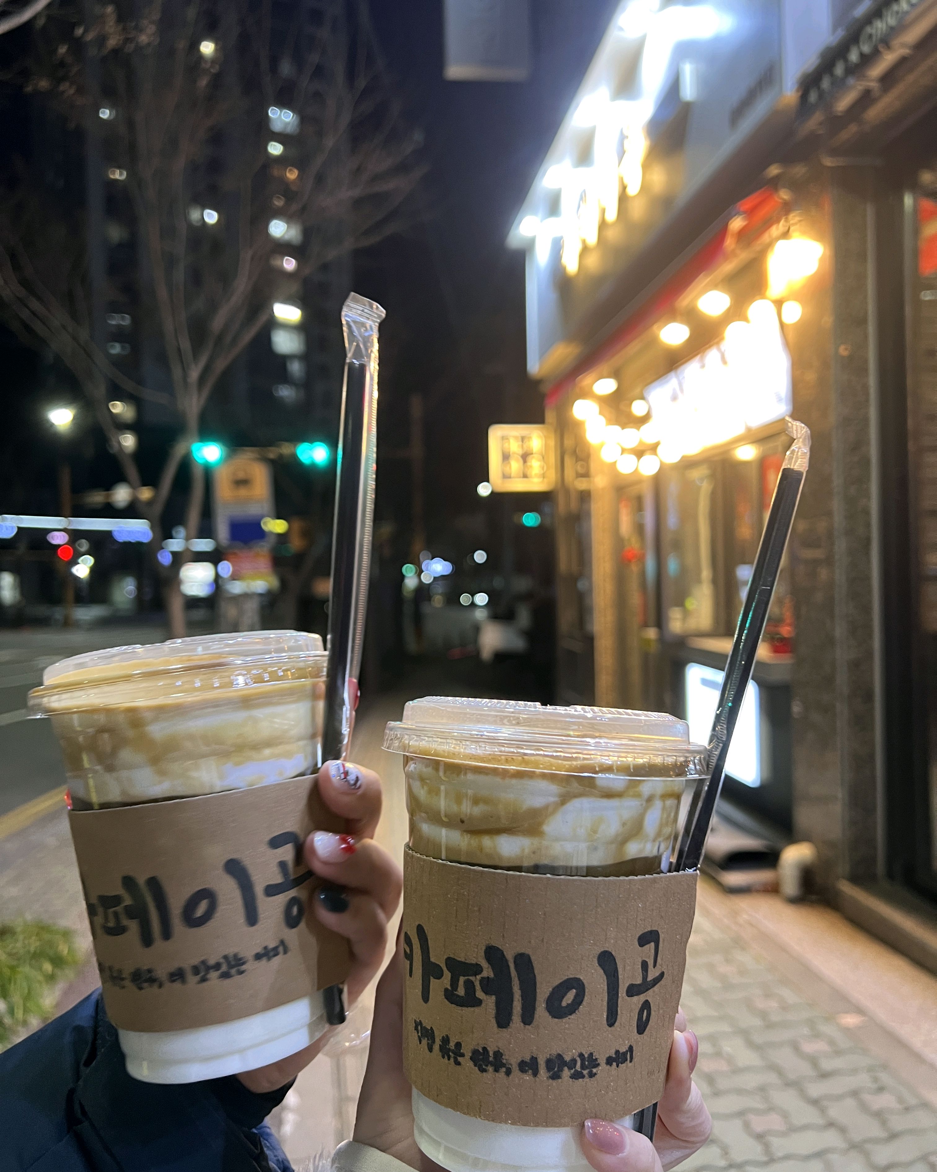 카페 내부 테이블과 의자.