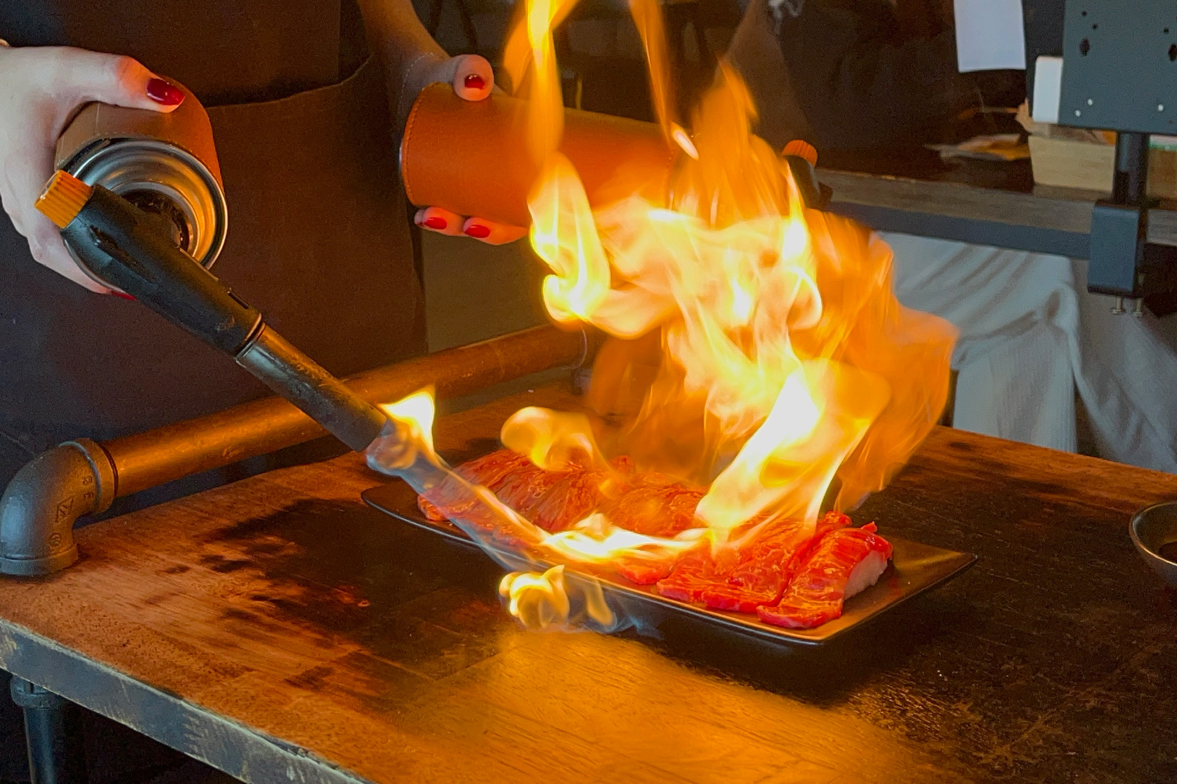 고기 먹고 싶어서 방문했는데 눈 앞에서 구워주는 와규초밥은 먹는맛에 보는맛까지 더해져서 남