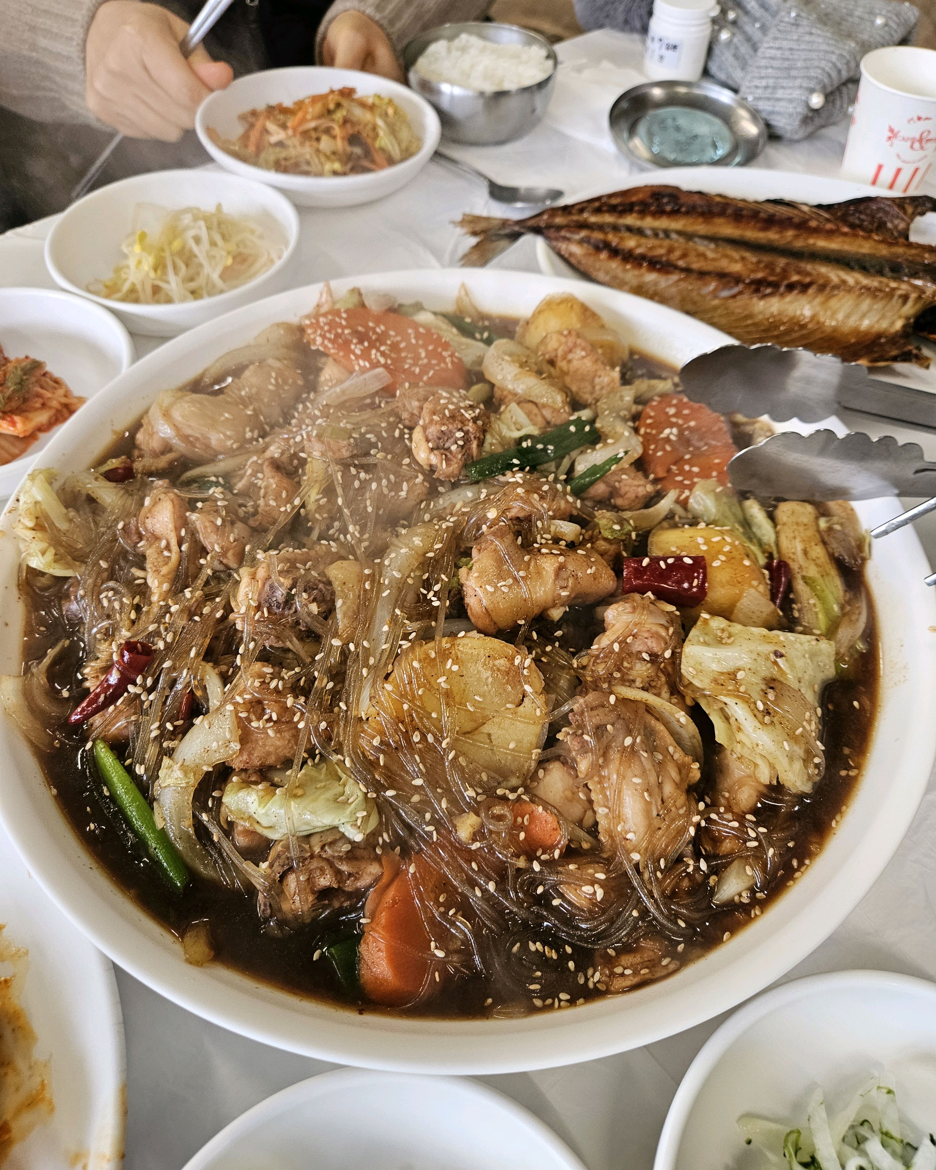 가족한상 맛있게 먹었습니다~ 사실 도토리묵은 보기보다 좀 많이 짰어요. 그리고 양이 엄청