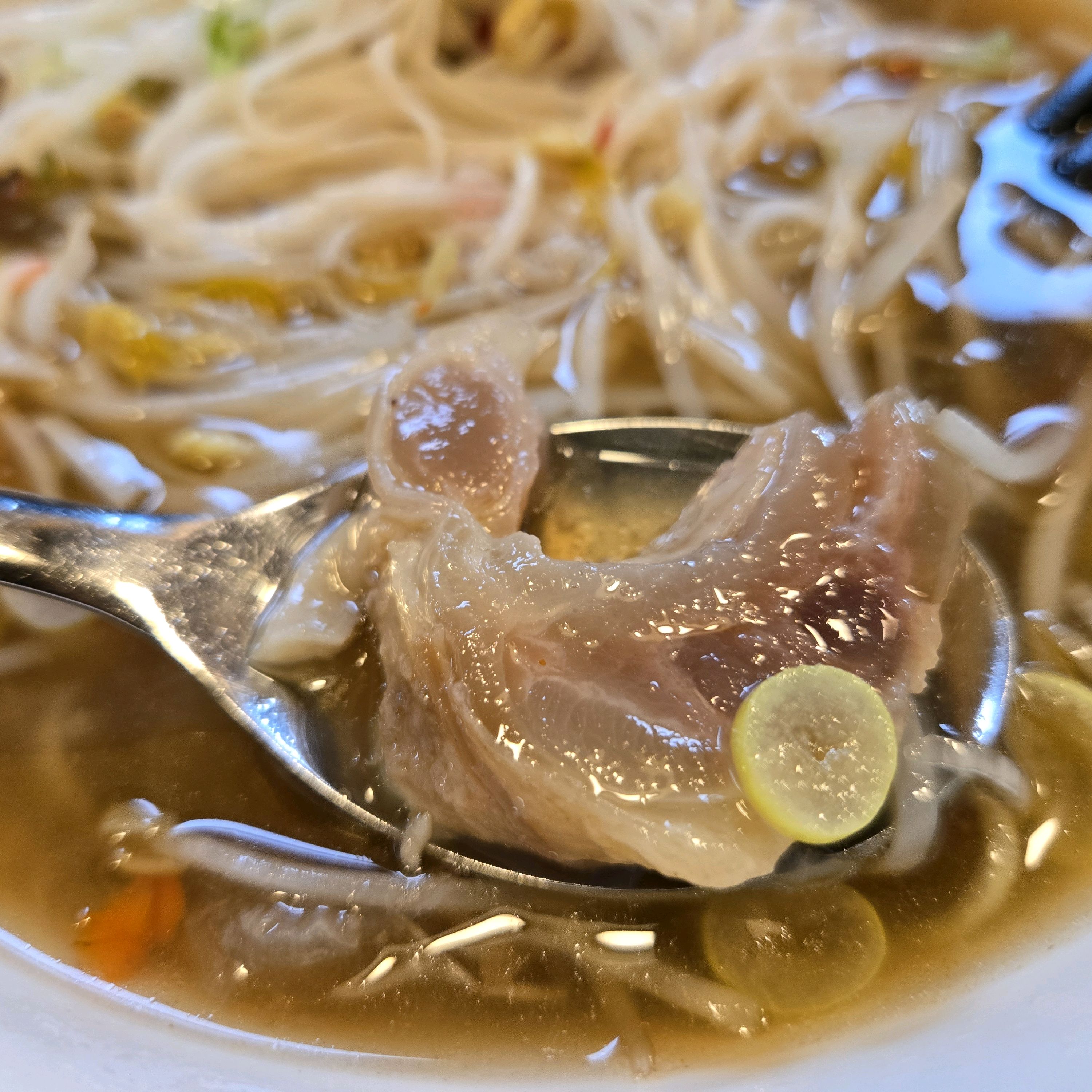 오늘도 미분당으로 주말을 시작합니다. 항상 시켜먹는 양지.차돌.힘줄 쌀국수에 힘줄은 진짜