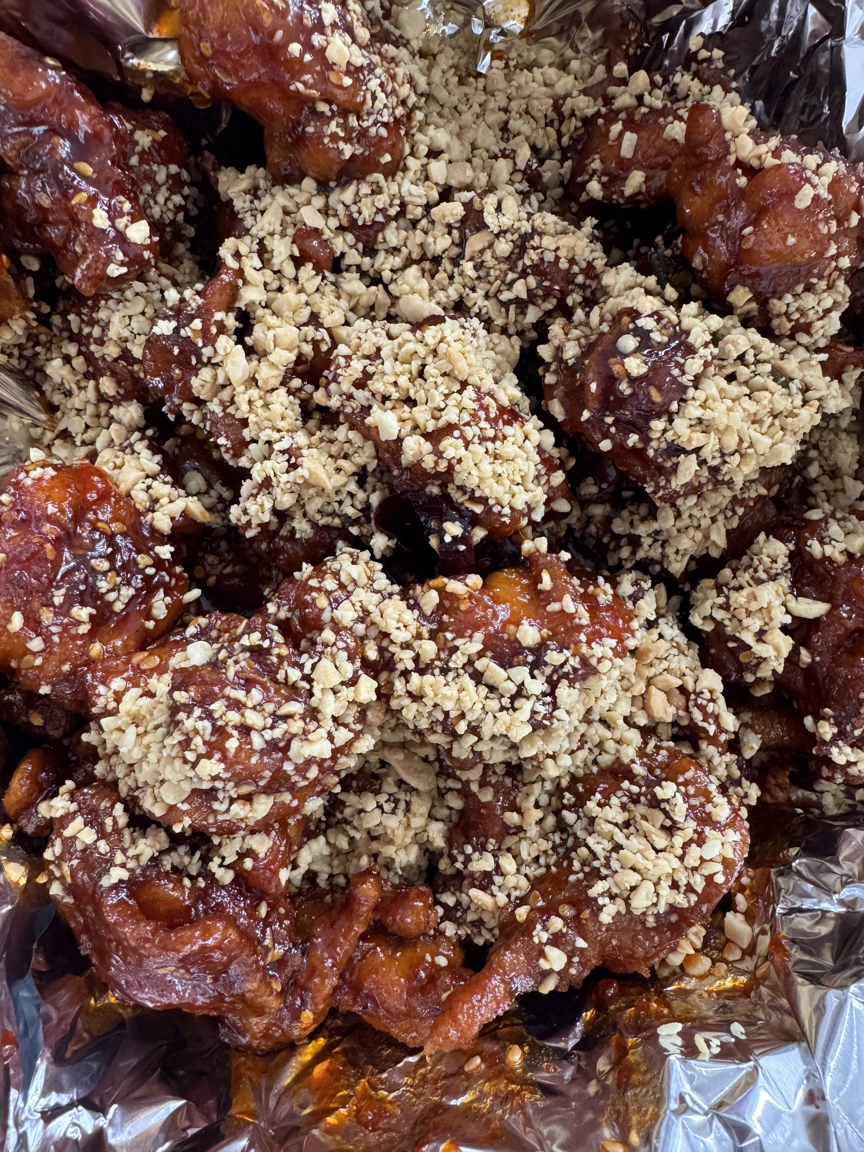 신포닭강정과 대오통닭의 중간 정도의 바삭함이에요 땅콩가루도 너무 맛있고 끝까지 맛있게 먹었