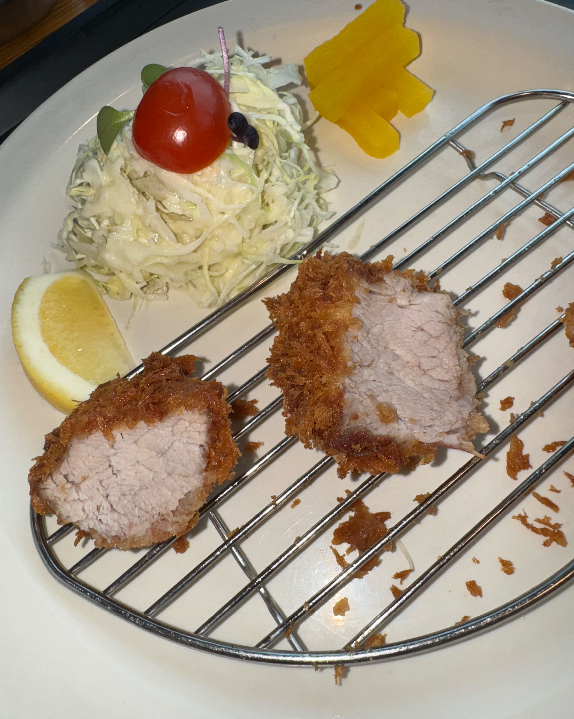말라비틀어진안심. 받자마자 환불해달라할껄 괜히먹었네 이정도면 컷팅할때 오버쿡된거 인지했음