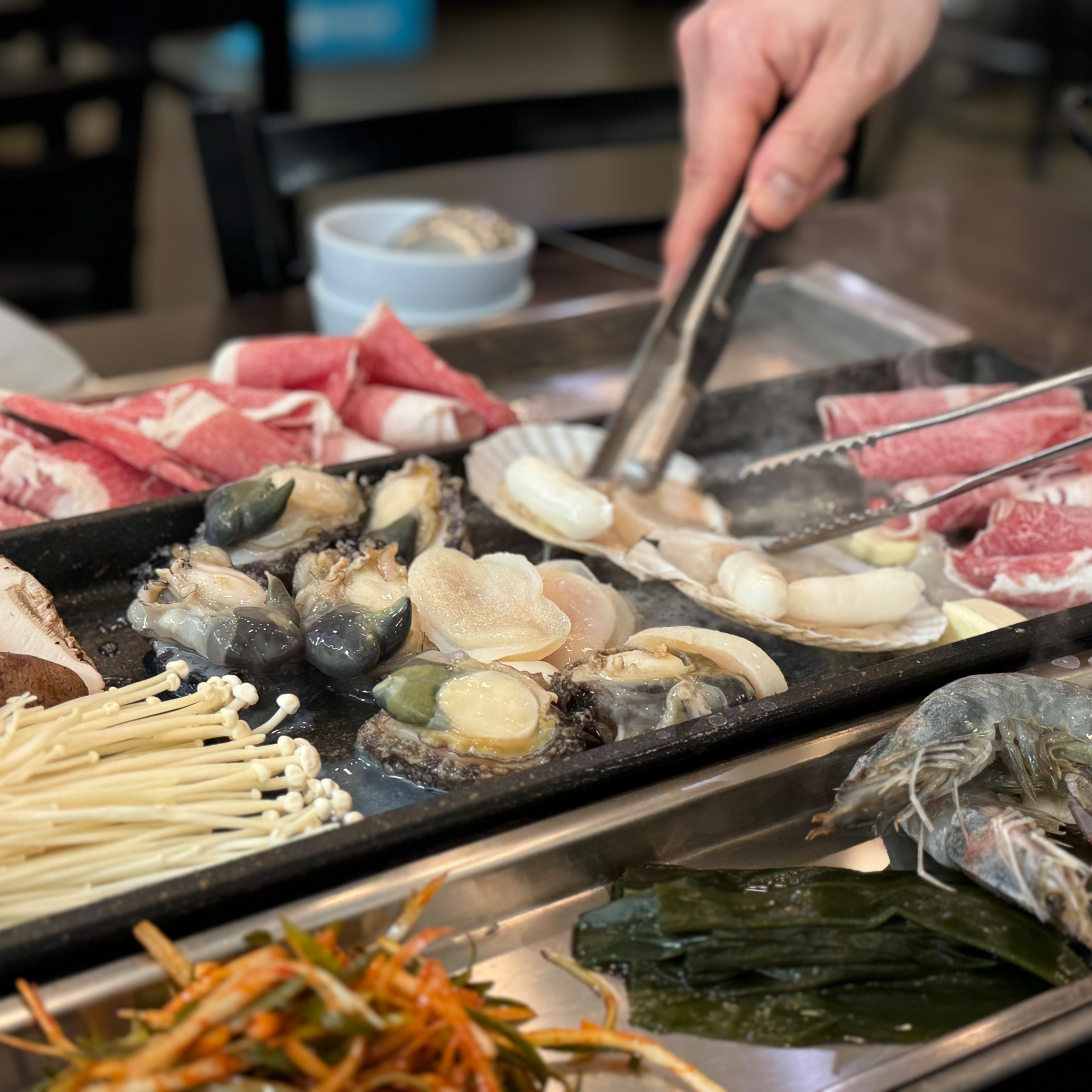 점심에 금방 사람들이 몰려와서 일찍 와야할 정도로 맛있게 먹었어요. 해녀삼판삼합 전복이 불