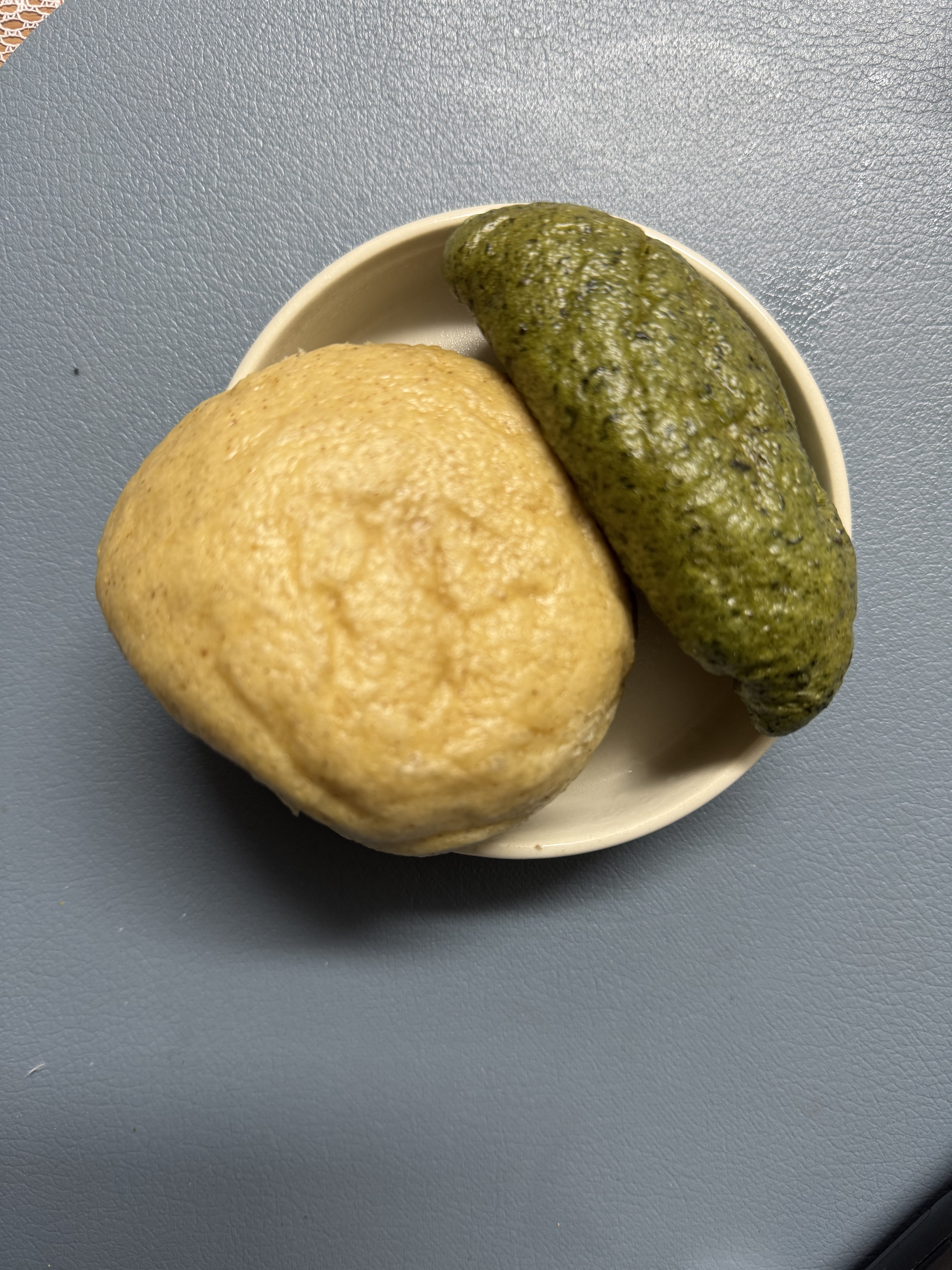 사진은 덤으로 주신 보리빵과 쑥빵이예요. - 제주 맛집 신촌덕인당