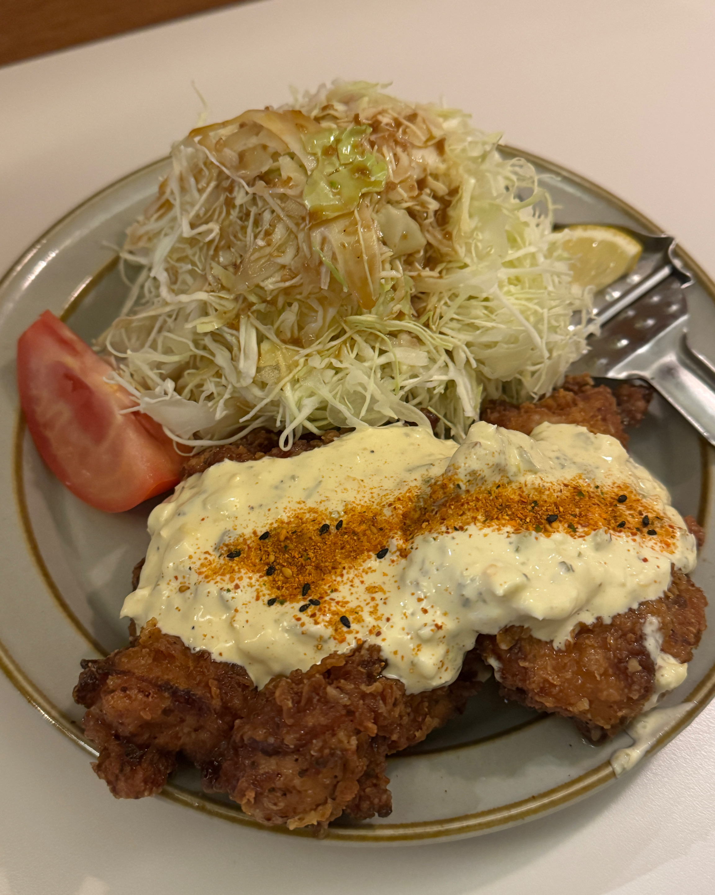 매장에서 직접 만드는 타르타르 소스가 정말 맛도리예요. 얼마나 맛있냐면, 솔직히 치킨난반