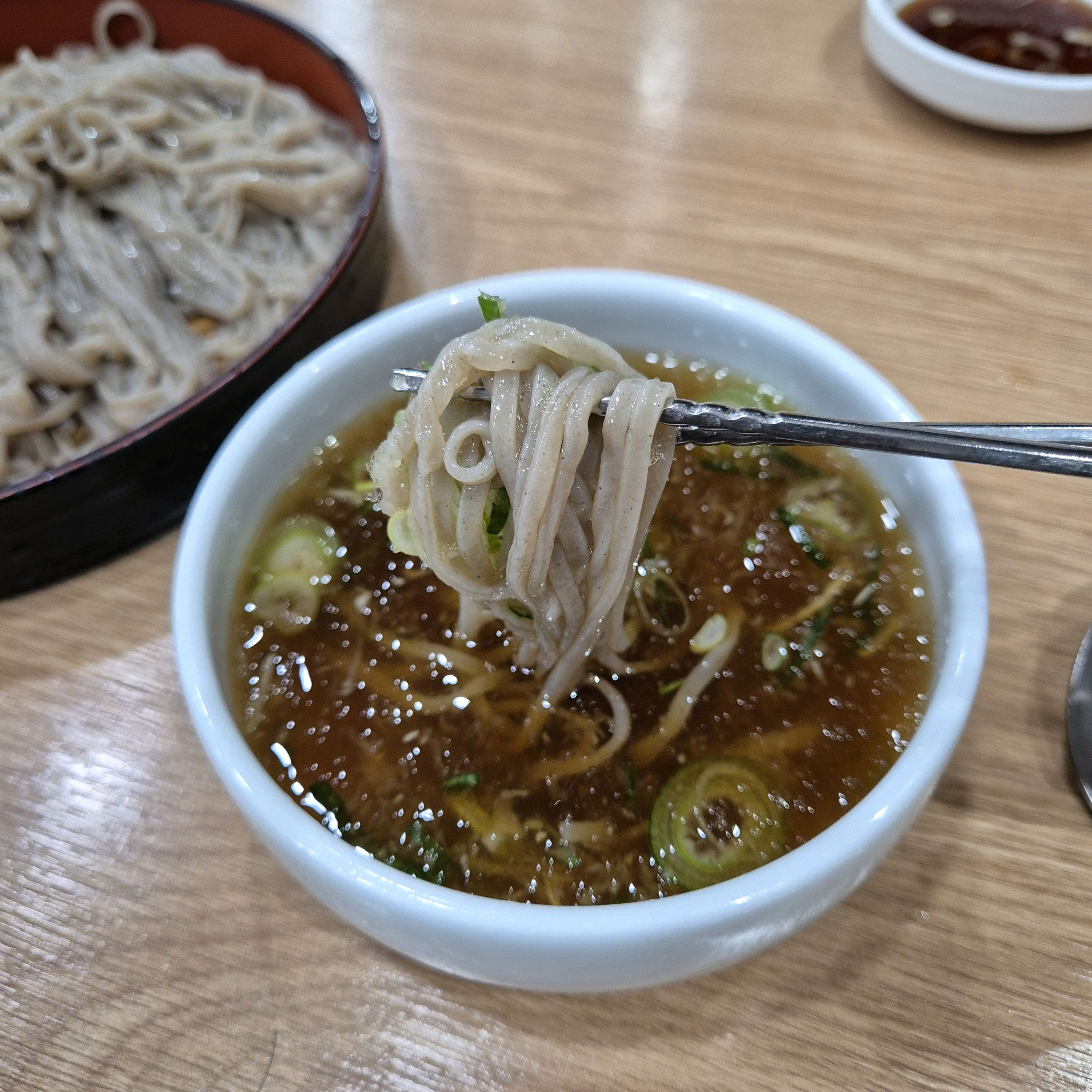 쫄깃한 메밀면이 자꾸 생각나서 겨울인데도 재방문했어요~ 추운 날 먹어도 정말 맛있네요. 튀