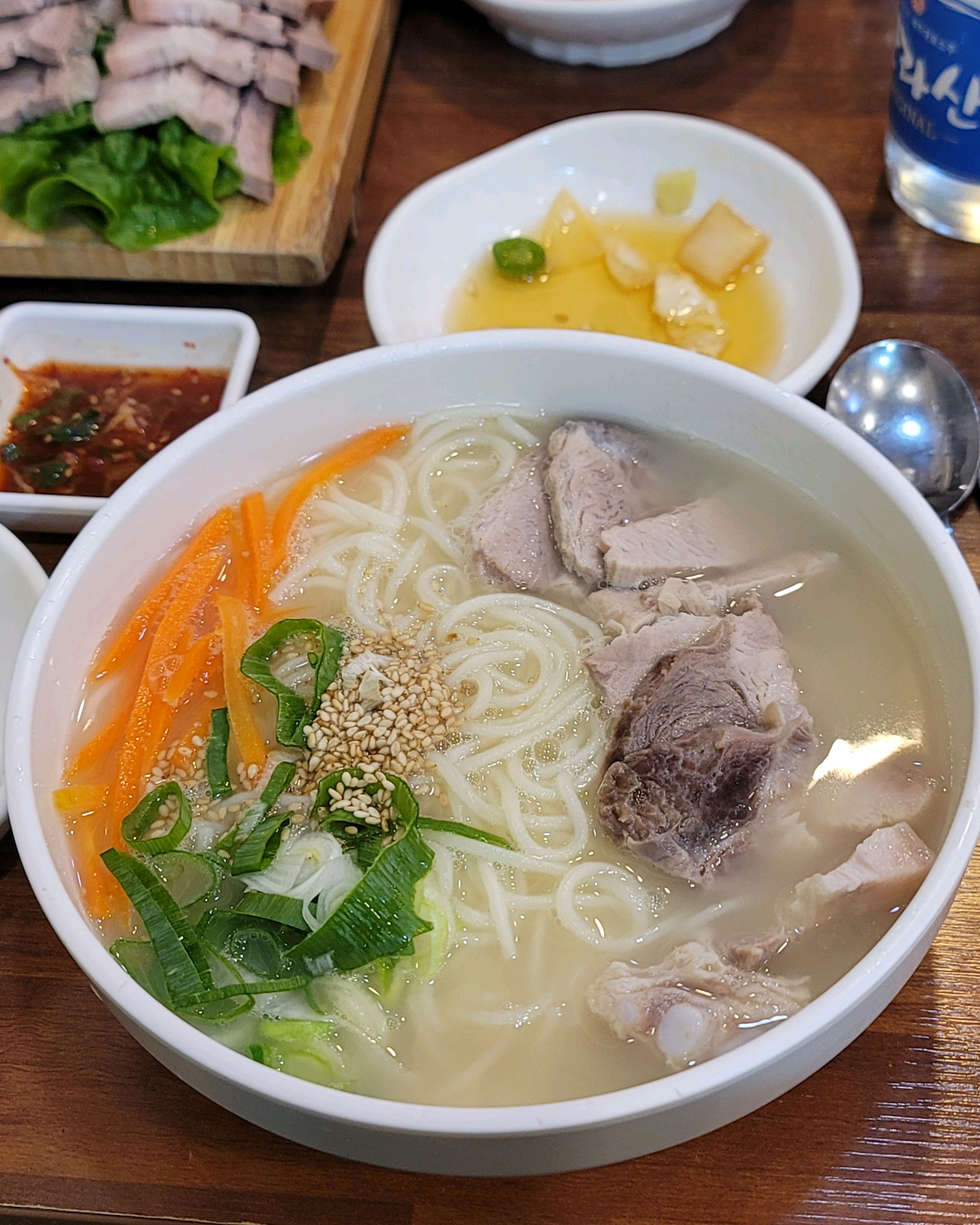 반찬부터 음식이 맛이 좋았습니다. 사장님과 직원들이 친절해서 좋았어요. - 제주 맛집 국수마당 본점