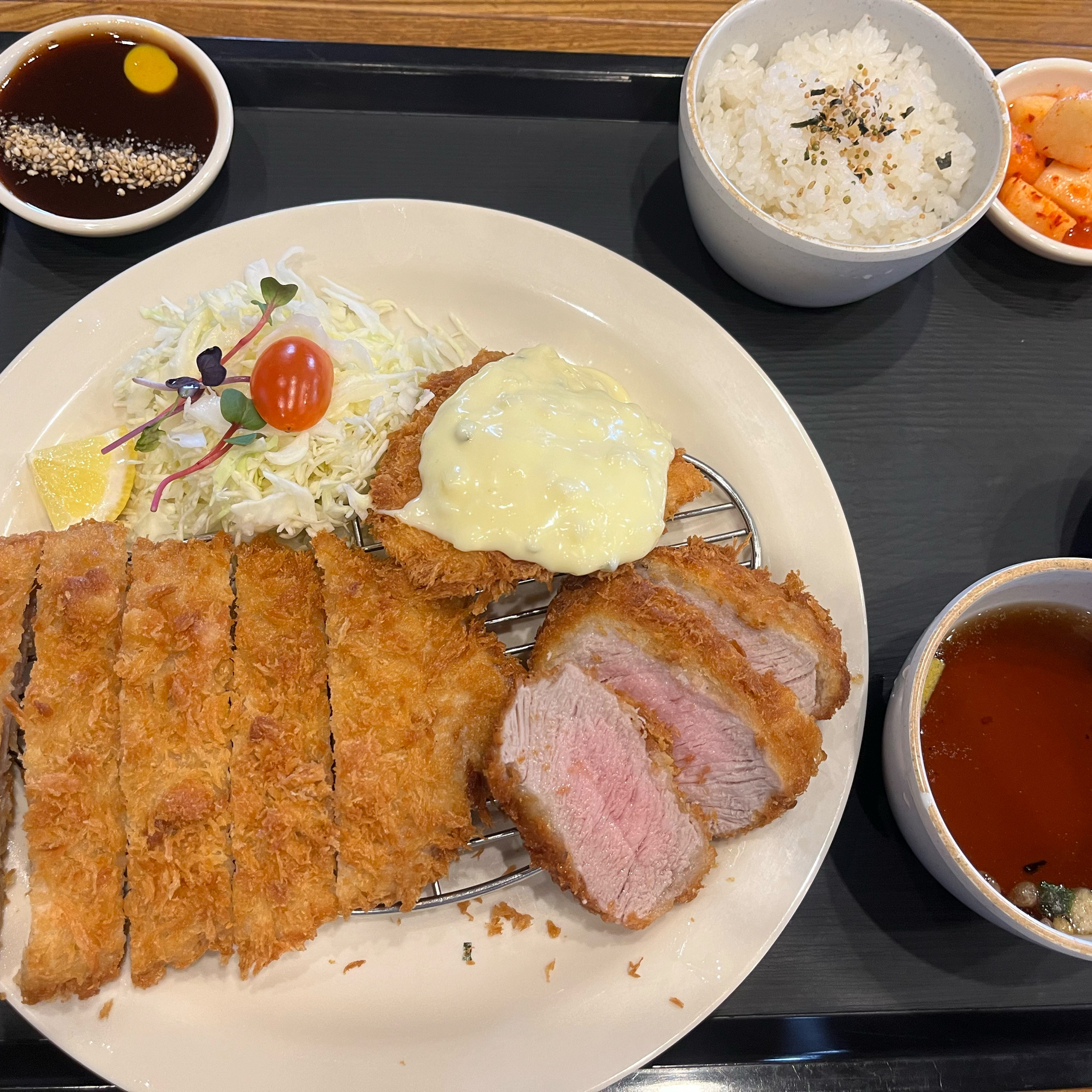 오래간만에 방문한 홍익 돈까스 잊고있던 양에 다시 놀래고 맛도 좋아 만족스럽게 식사했습니다