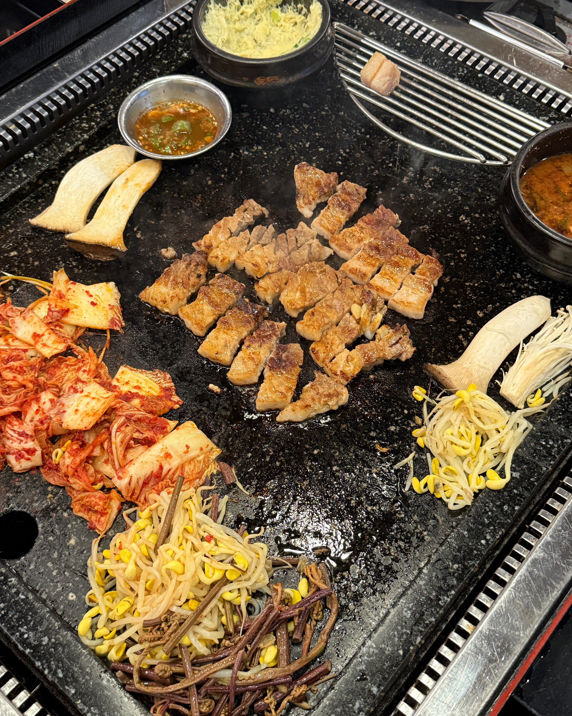 큰 돌판에서 불쑈와 함께 맛있게 익어가는 칼집 삼겹살☺️ 평소 먹었던 고기 맛과는 차원이