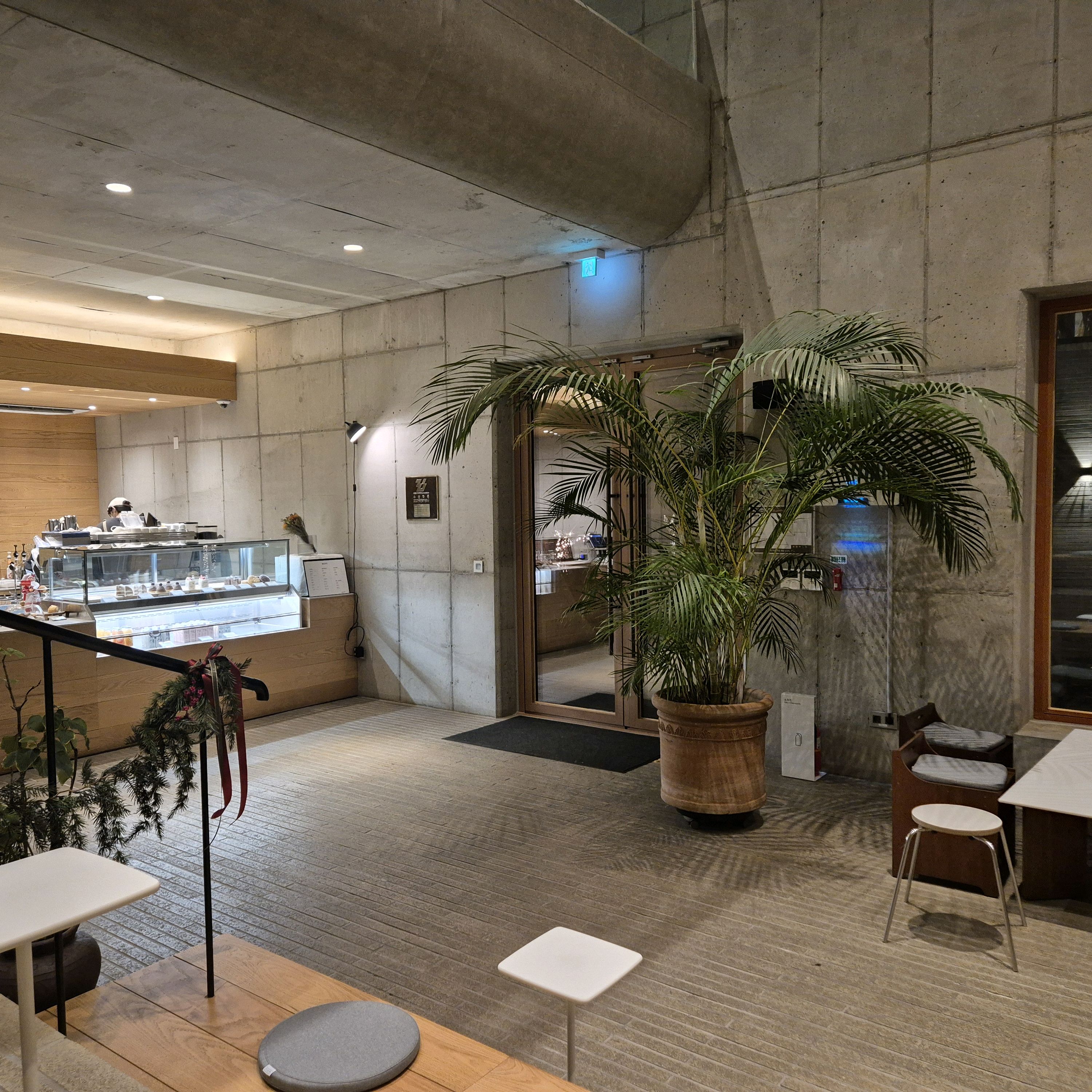 오늘 하필 위가 안좋아서 커피를 못먹어 어떻하지 하고 있었는데 다행이 팔고있는 우유를 데워