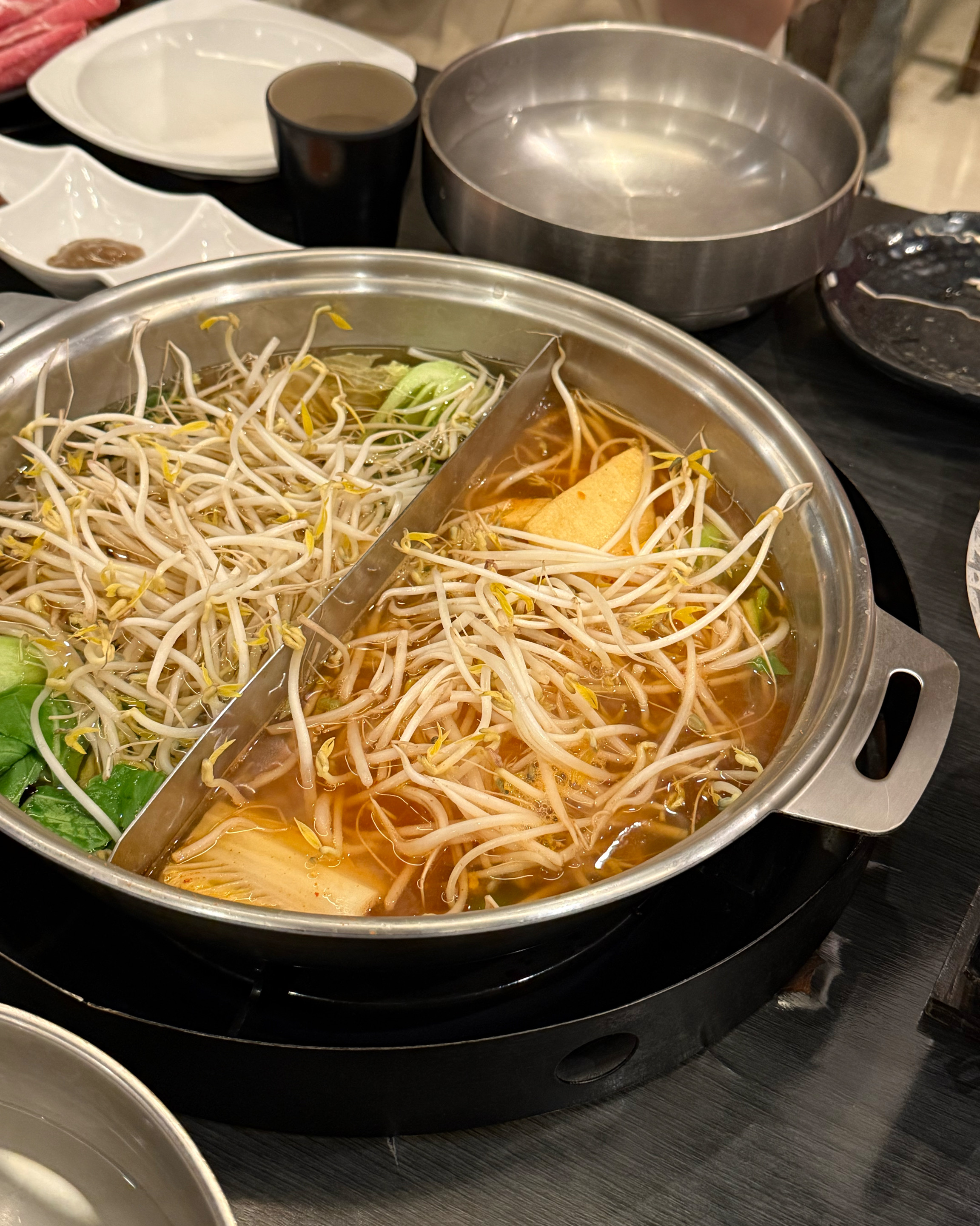 샐러드바도 잘되어 있고, 주문도 빨라요! 고기랑 채소랑 넣고 월남쌈 싸먹으면 진짜 맛있어요