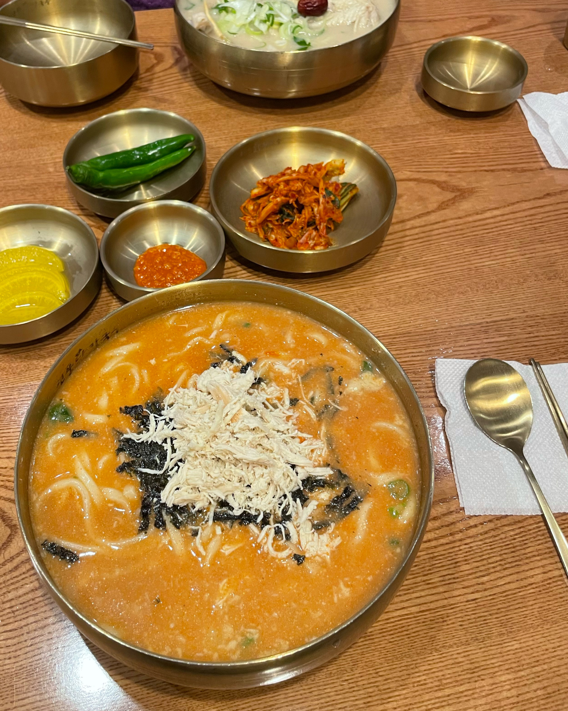 양이 많아 배부르게 먹었습니다! 얼큰닭칼국수와 삼계칼국수 주문했는데 삼계칼국수는 안에 밥도