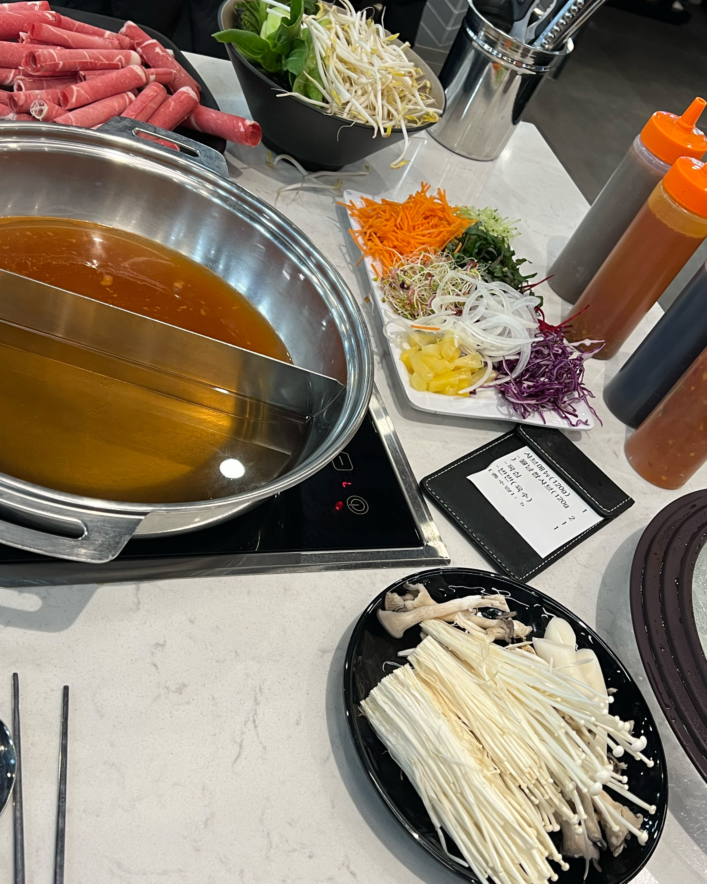 일단 소스를 통채로 테이블에 주는게 넘 좋아요 - 금천구청 맛집 소담촌 금천롯데마트점