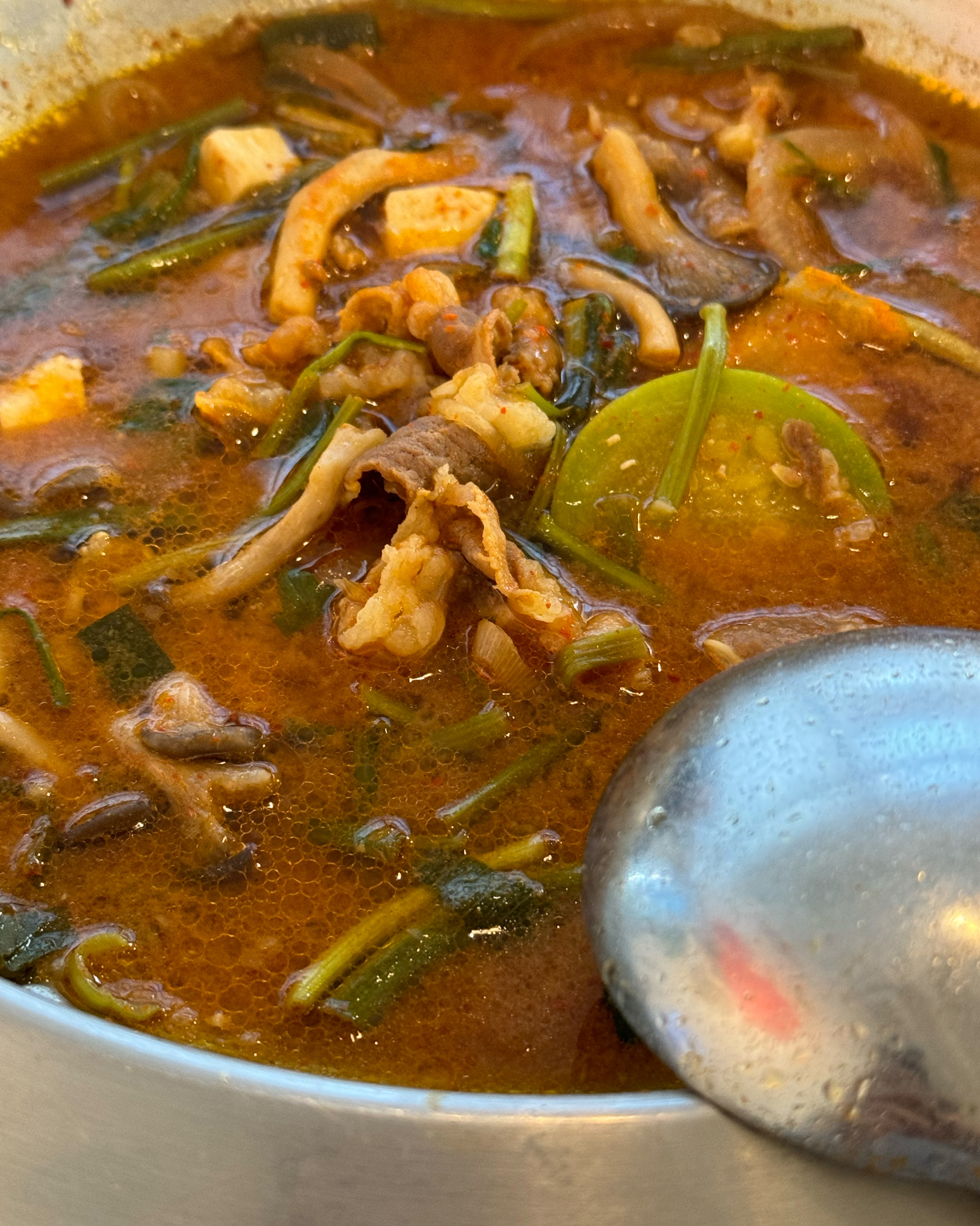 새로운 메뉴 우삼겹 된찌 묵었는데 구수하고 넘 맛나요 헤헤 할머니 손맛이 생각나서 공기밥