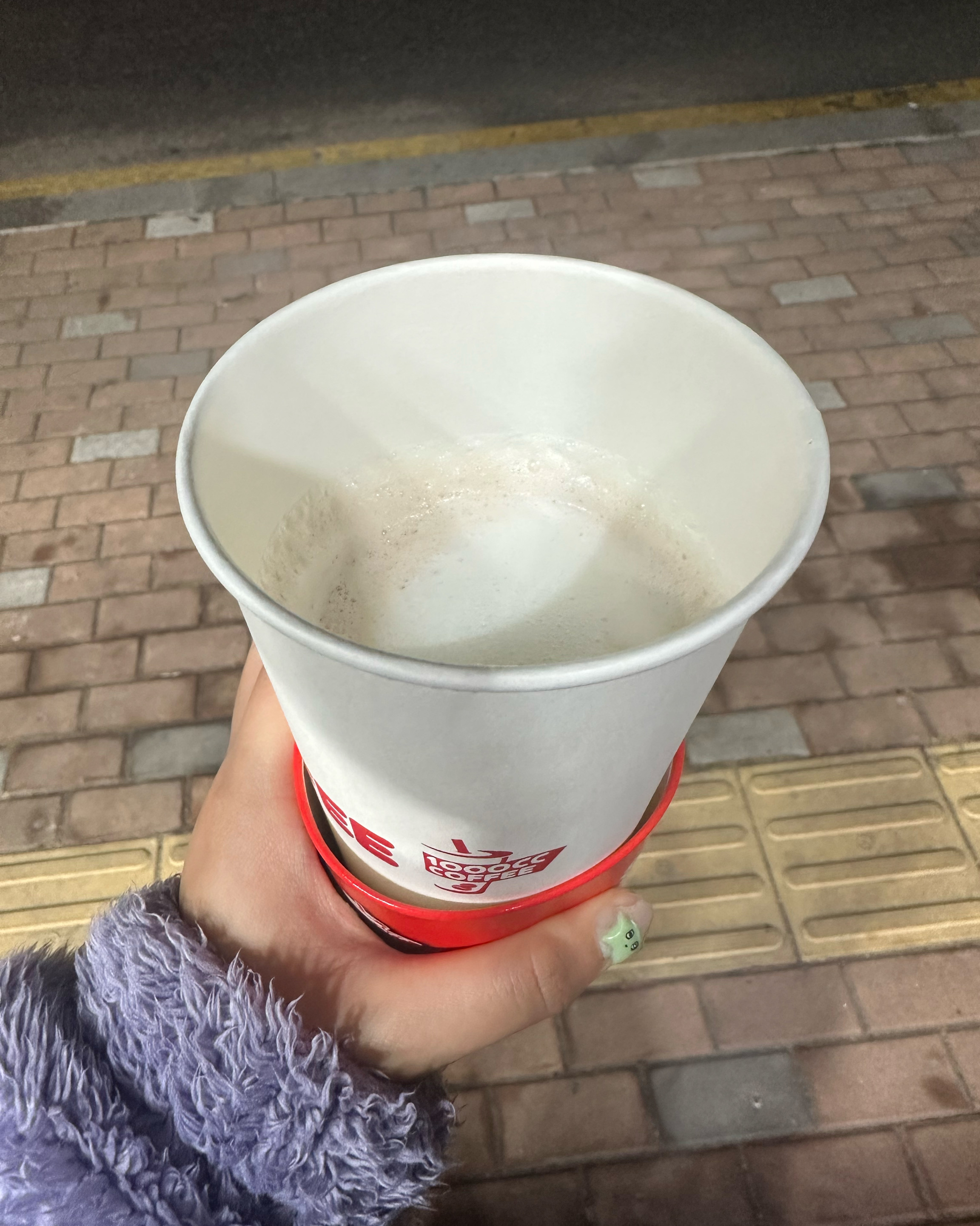 얼음과 커피가 담긴 잔