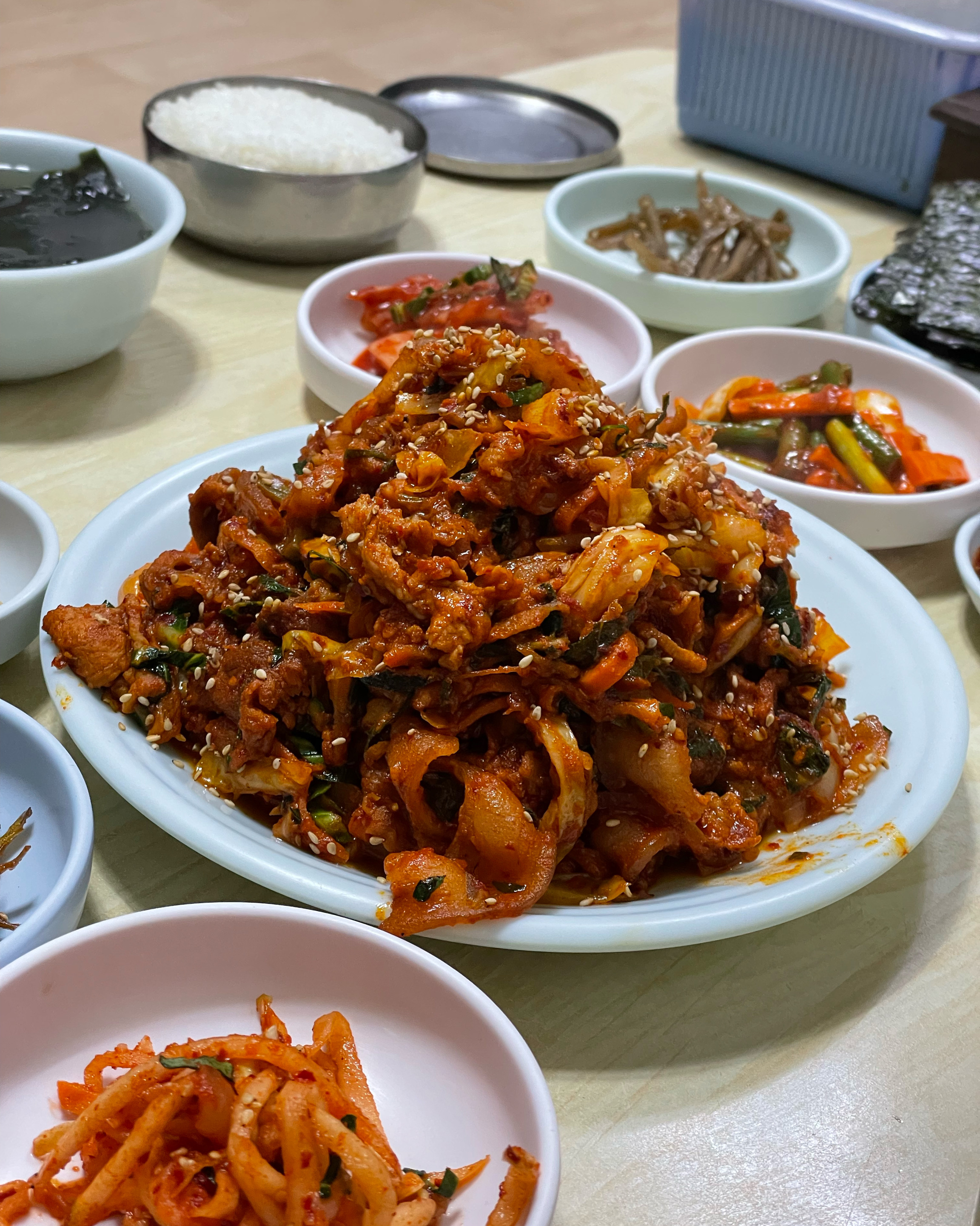 산더미 제육볶음 보세요 - 천호동 맛집 군산식당